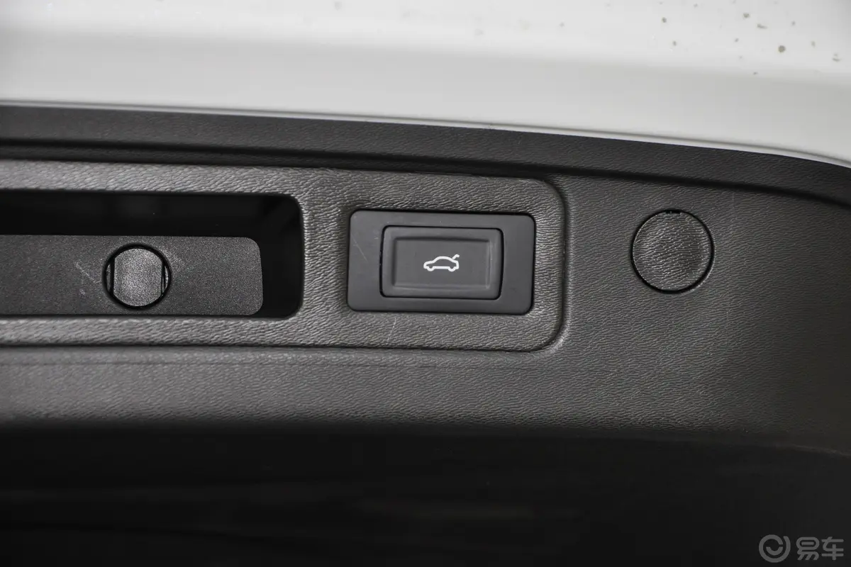 捷途X70 PLUS改款 1.6T 双离合 天电动尾门按键（手动扶手）