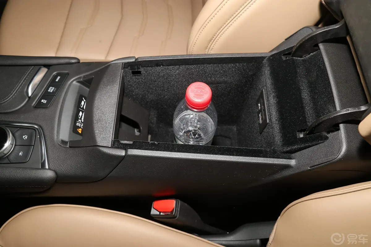 凯迪拉克XT5轻混 2.0T 四驱铂金型前排扶手箱储物格