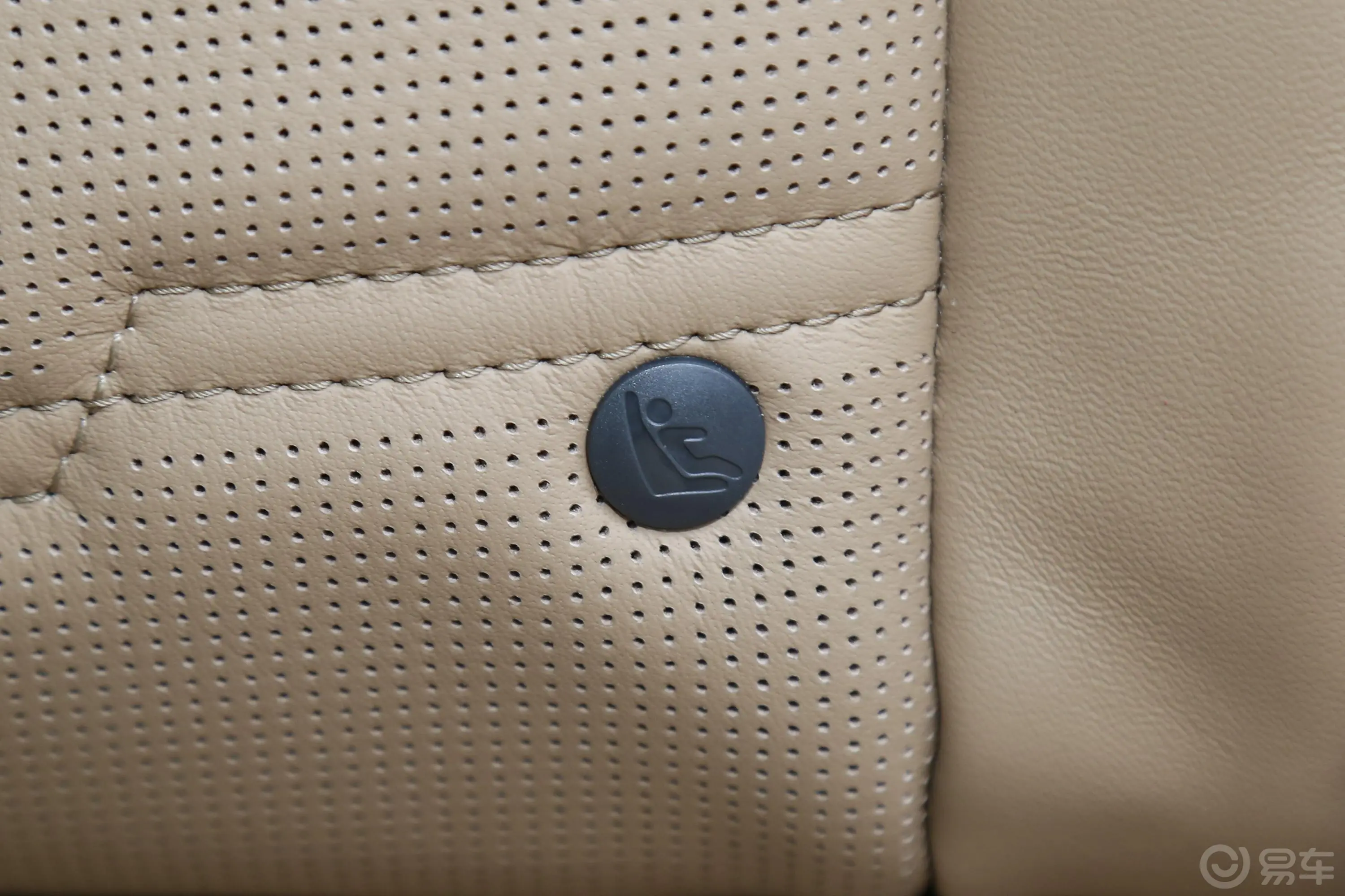 凯迪拉克XT5轻混 2.0T 四驱铂金型儿童座椅接口