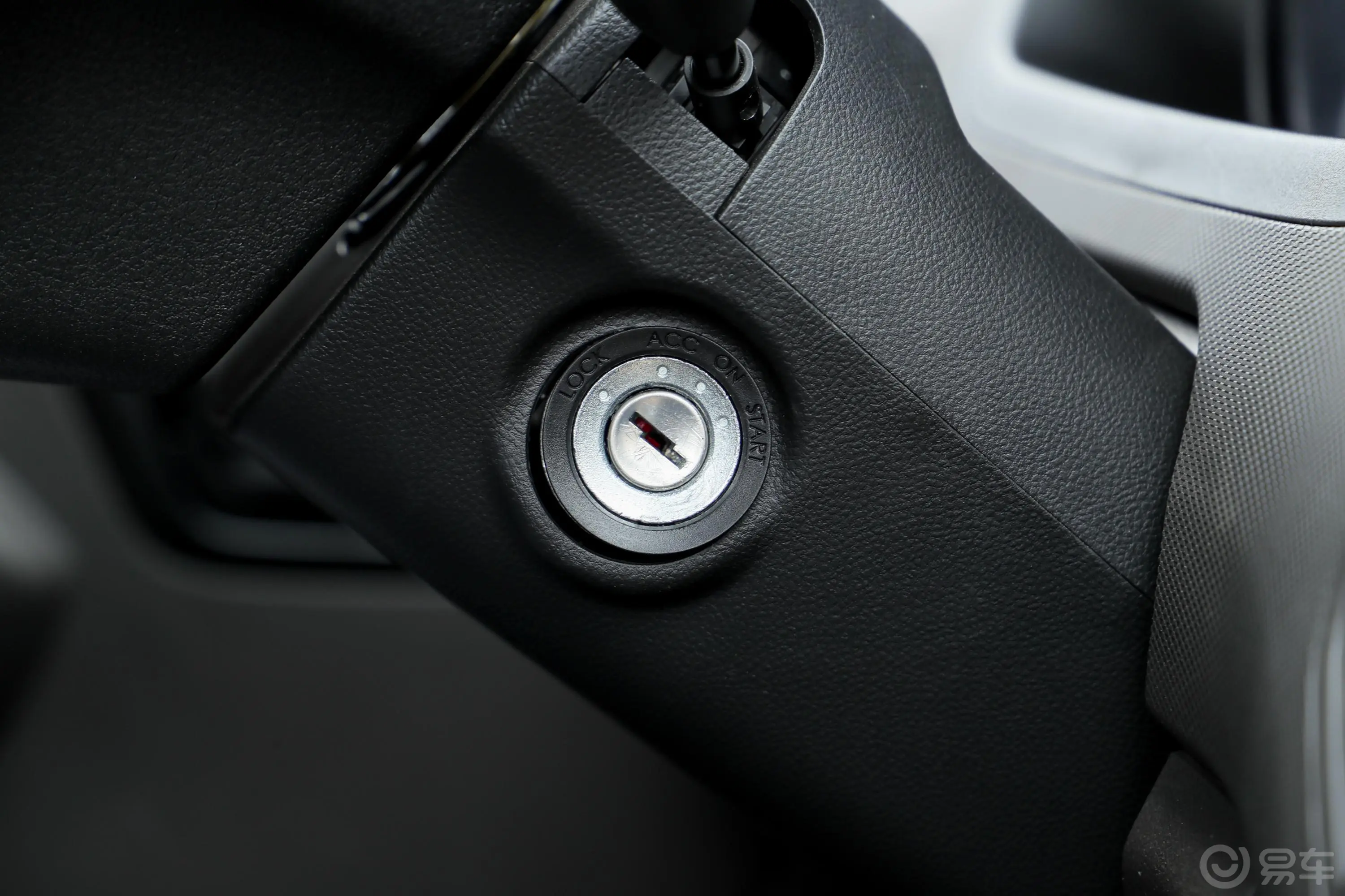 五菱荣光新卡汽车下乡版 1.5L 手动单排基本型钥匙孔或一键启动按键