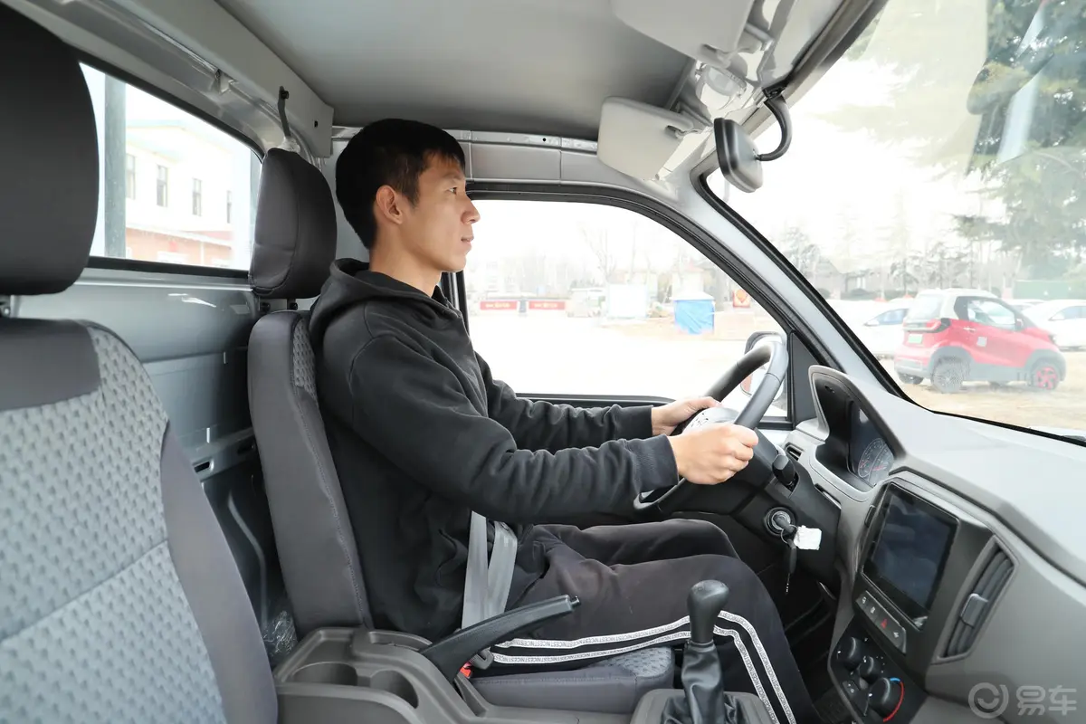 五菱荣光新卡汽车下乡版 1.8L 手动单排标准型前排空间体验