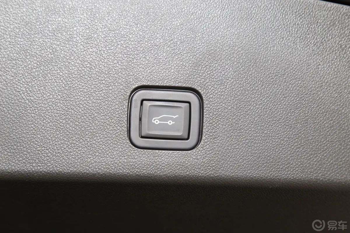凯迪拉克XT62.0T 轻混 四驱风尚型 7座电动尾门按键（手动扶手）