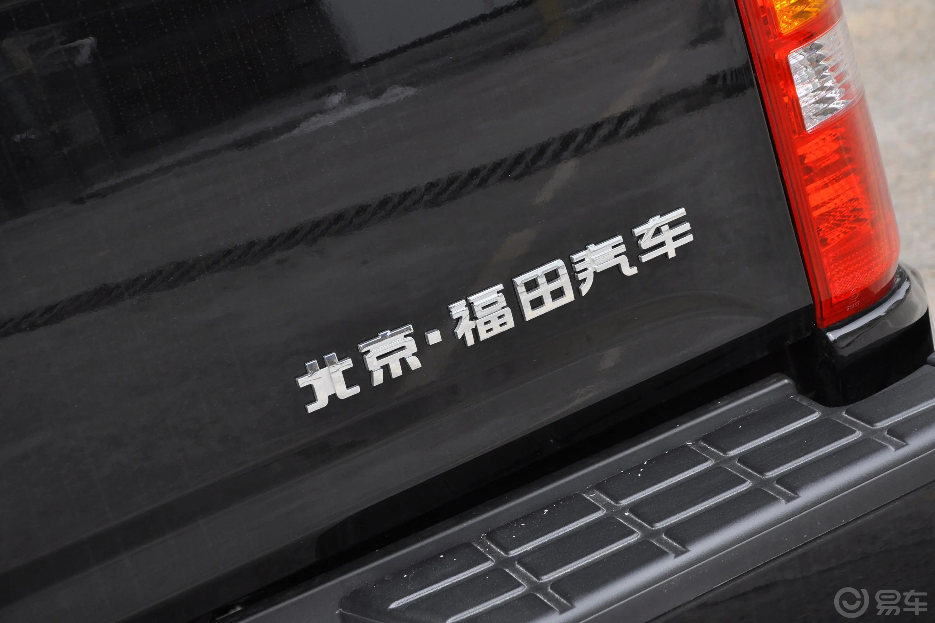 福田征服者32.0T 手动 两驱 长轴低货台 电商型 柴油外观