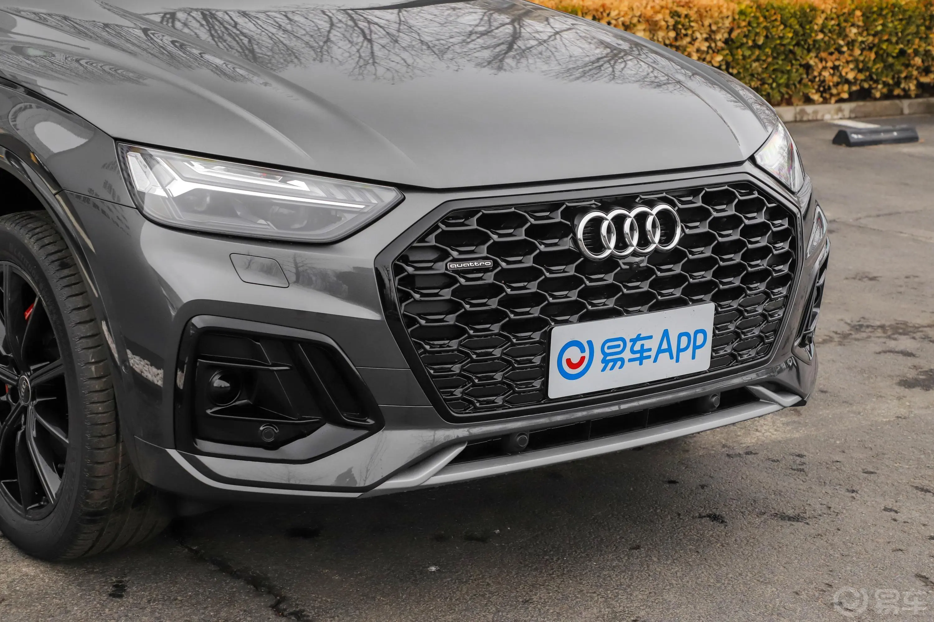 奥迪Q5L Sportback45 TFSI 臻选型前格栅侧俯拍