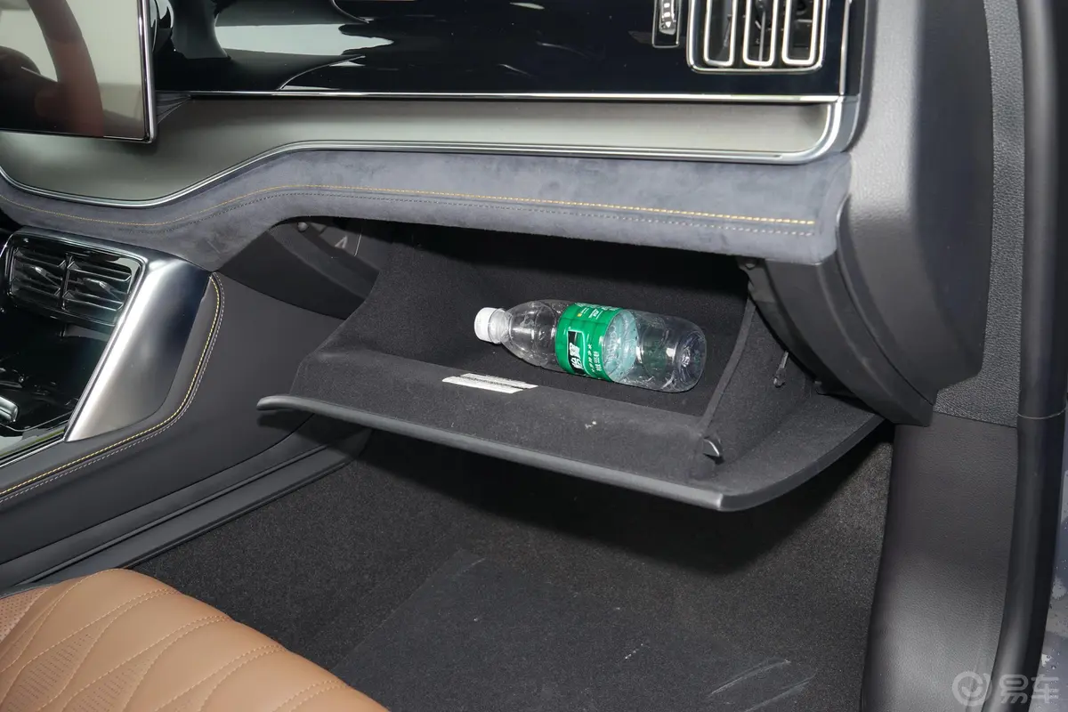 唐新能源EV 四驱 高性能版 尊荣型手套箱空间水瓶横置