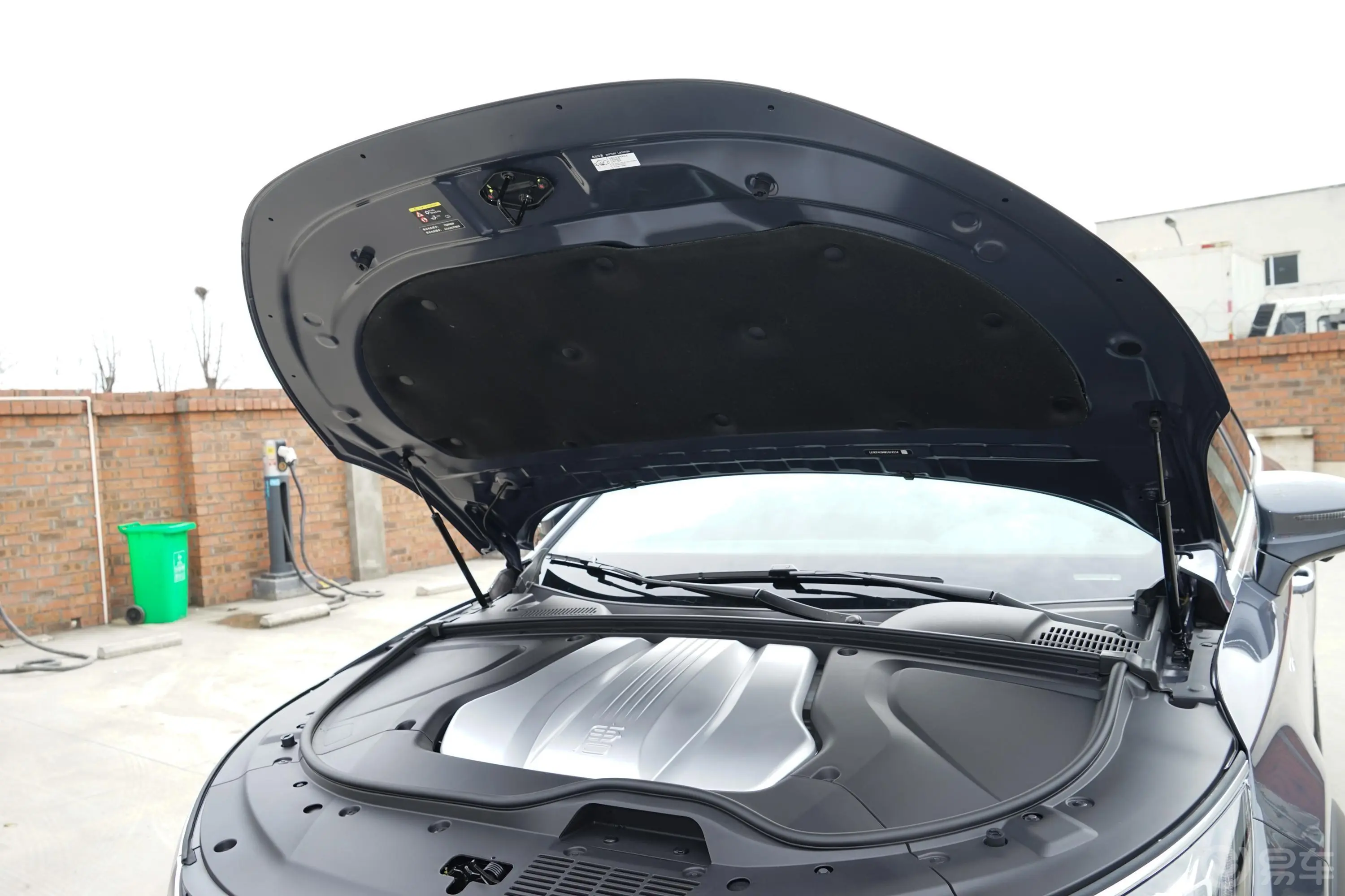 唐新能源EV 四驱 高性能版 尊荣型发动机舱盖内侧