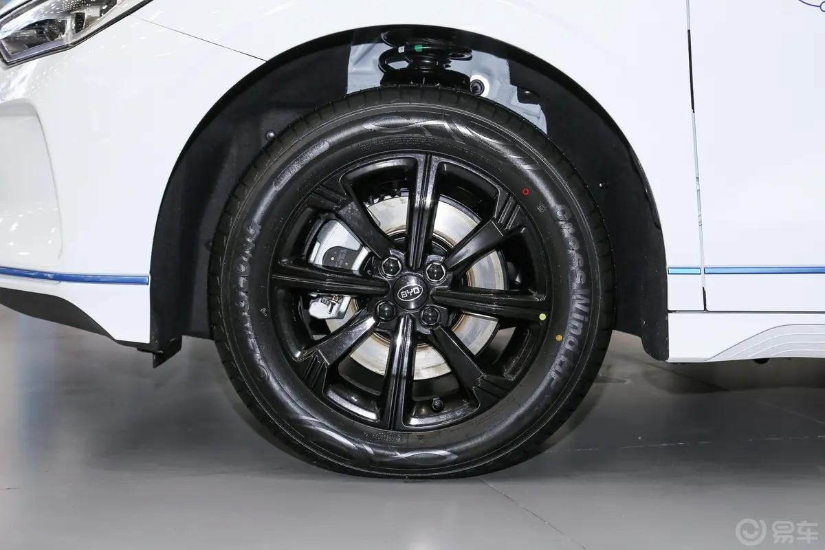比亚迪e3升级版 高续航版 尊贵型前轮毂造型