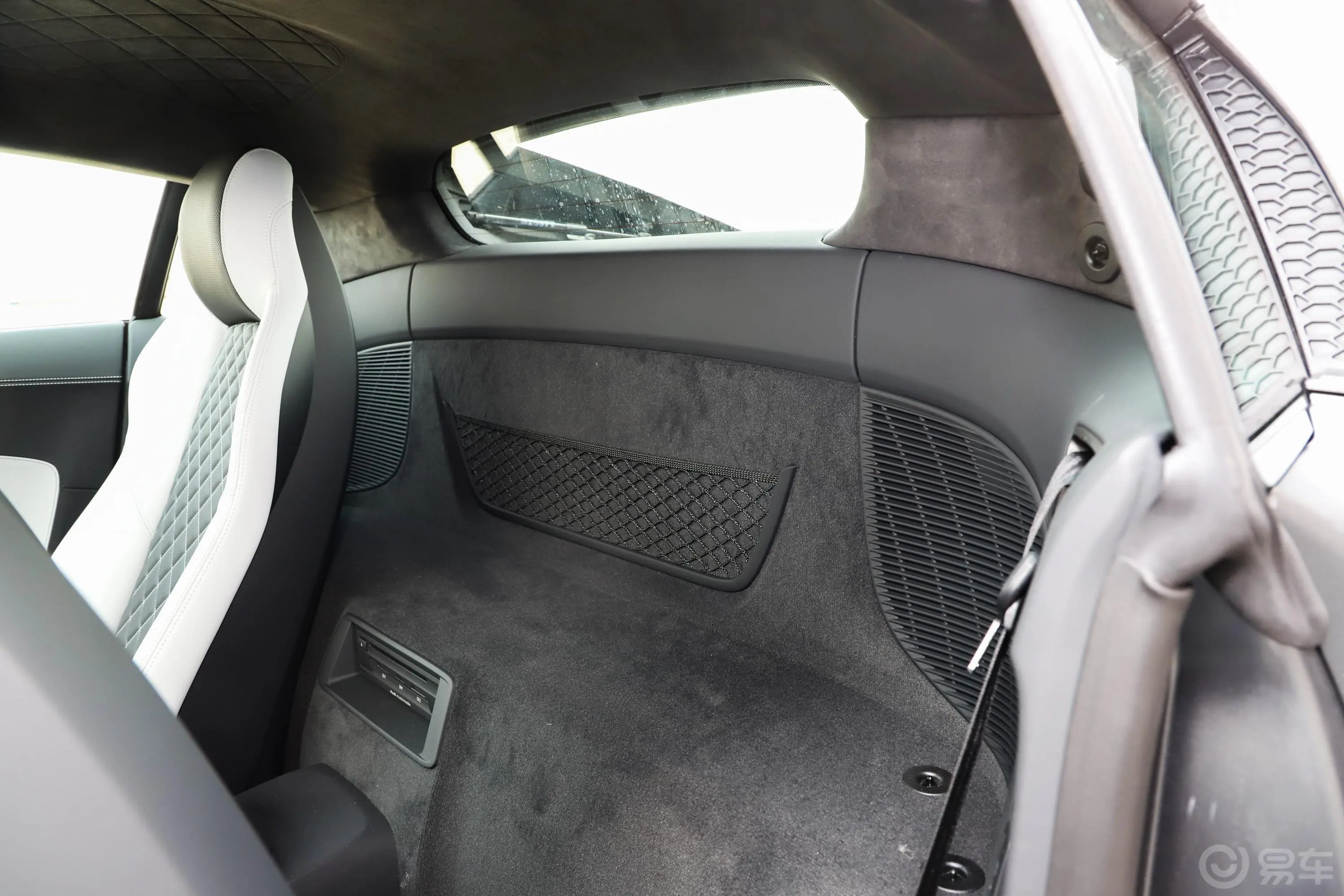 奥迪R8R8 V10 Coupe Performance 收藏家版后排头部空间