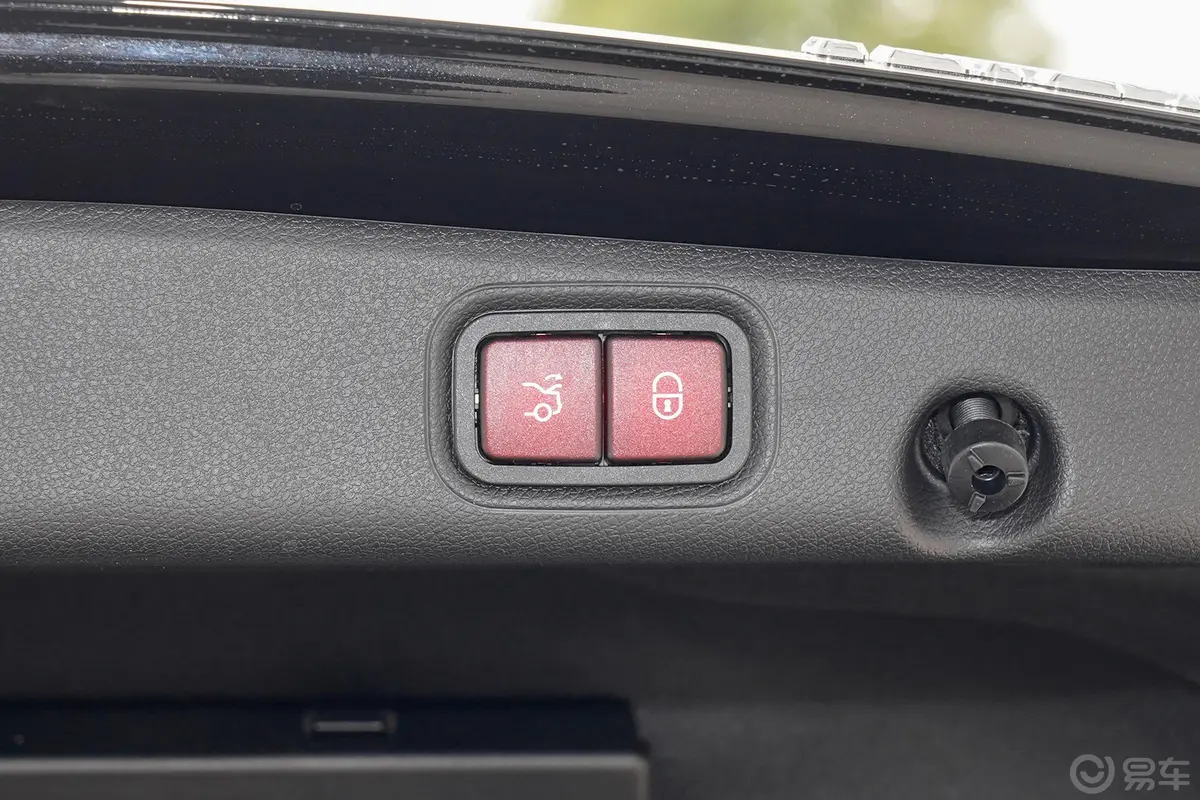 奔驰E级改款 E 300 L 运动时尚型电动尾门按键（手动扶手）