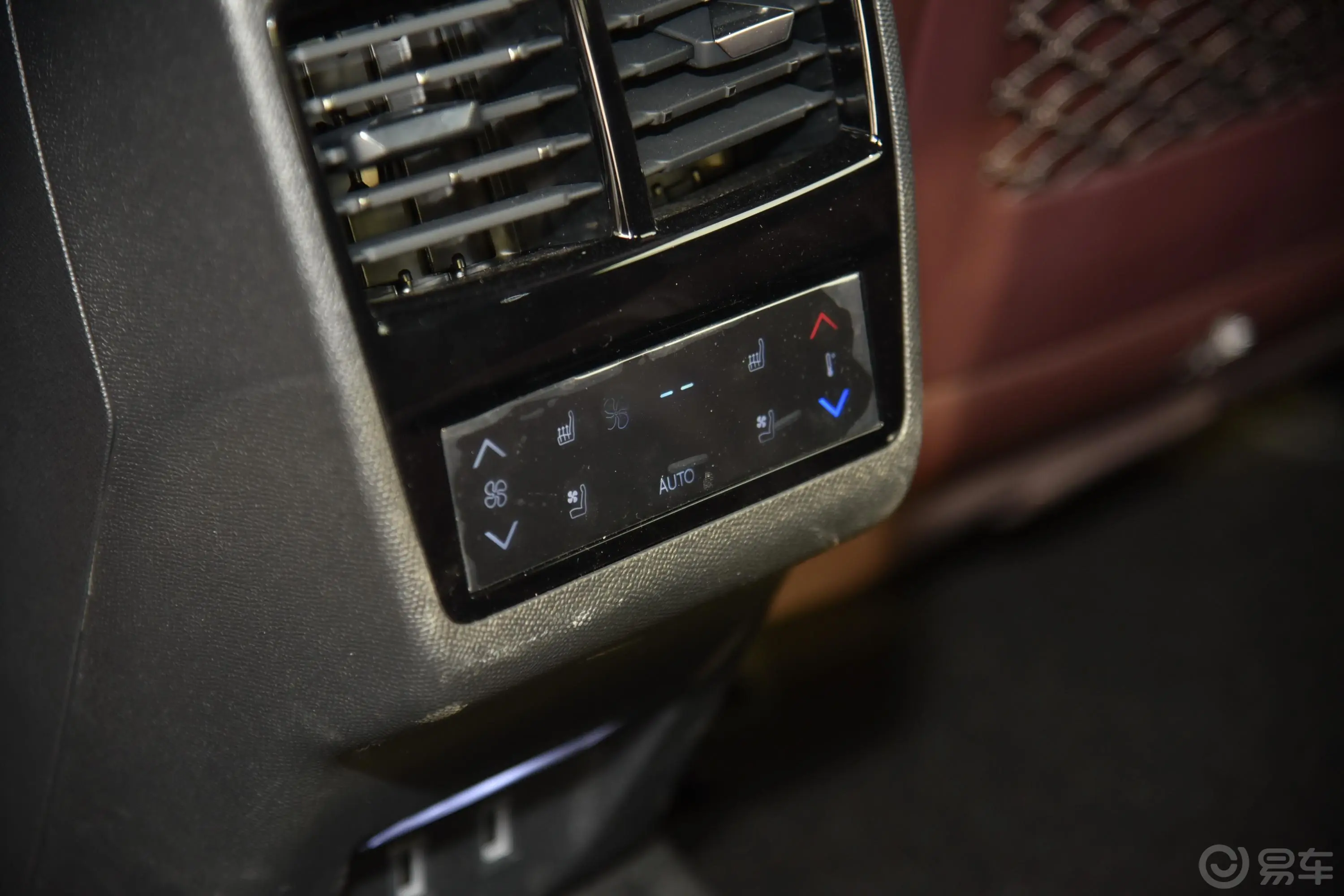 DS 9 E-TENSE1.6T 歌剧院版后排空调控制键
