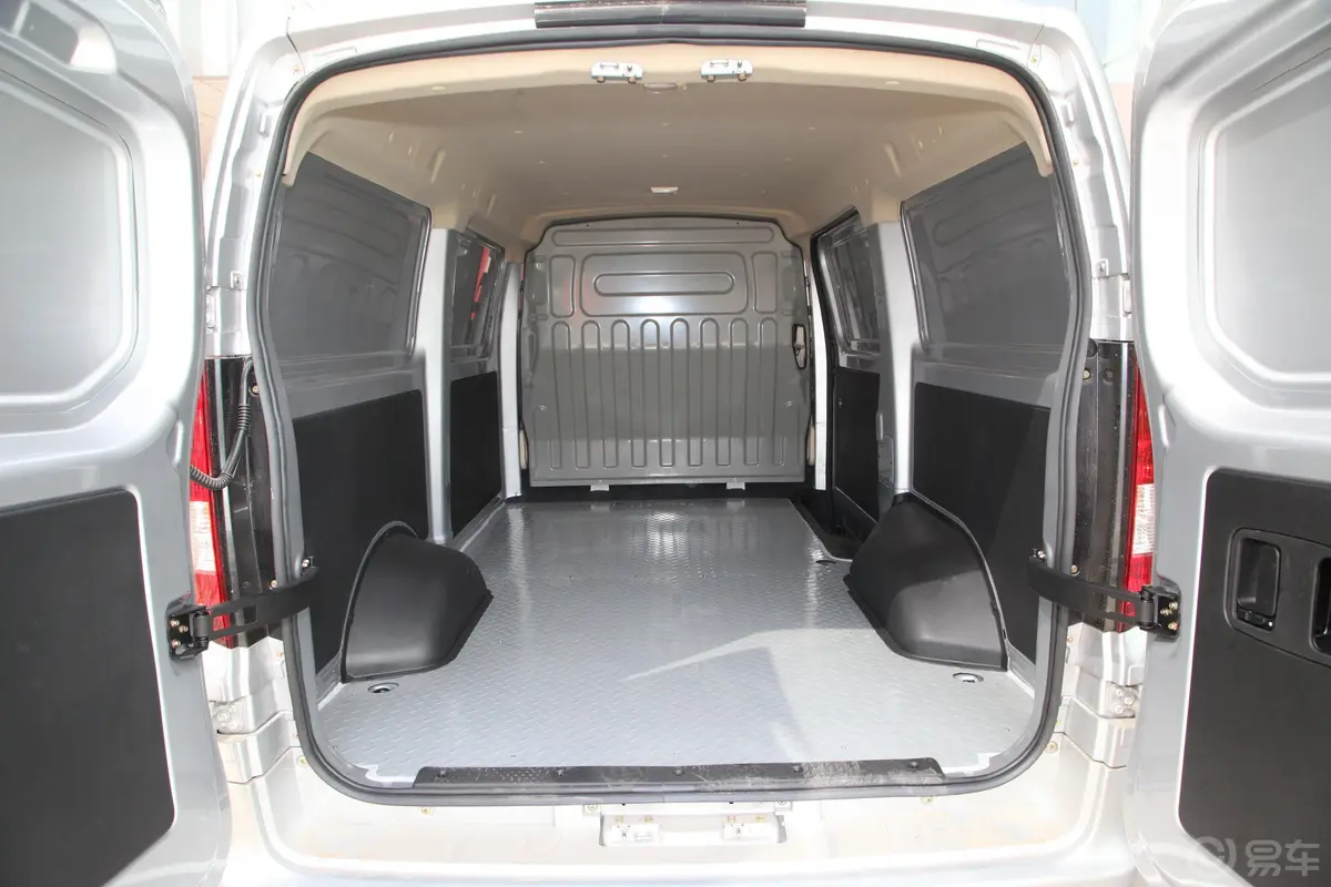 睿行M801.6L 手动 平顶对开门 单蒸空调 舒适型 2座后备厢空间特写