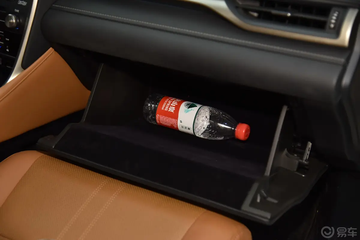 雷克萨斯RX改款 450hL 尊贵版 6座手套箱空间水瓶横置