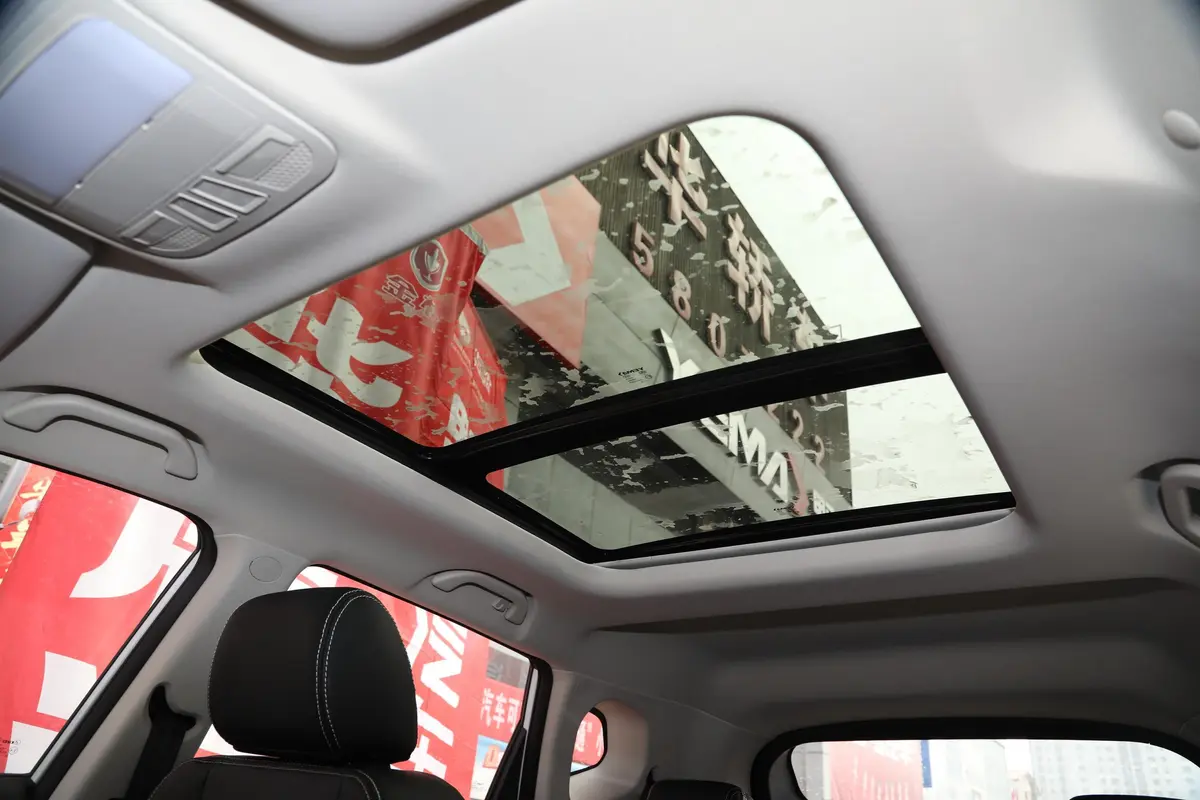 博骏改款2 运动版 1.5L CVT 舒适型天窗内拍关闭