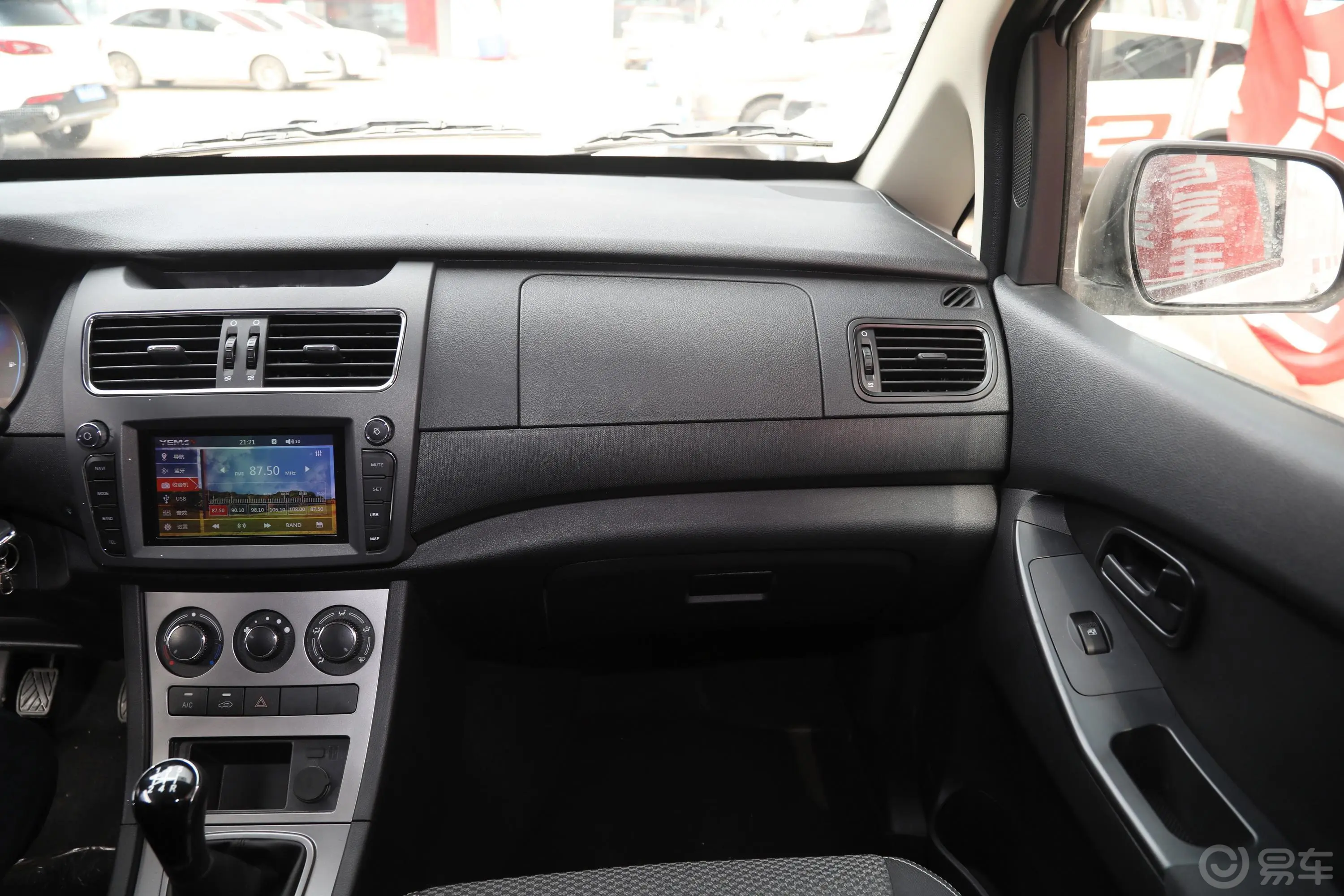 斯派卡1.5L 手动 封窗版 2座副驾驶位区域
