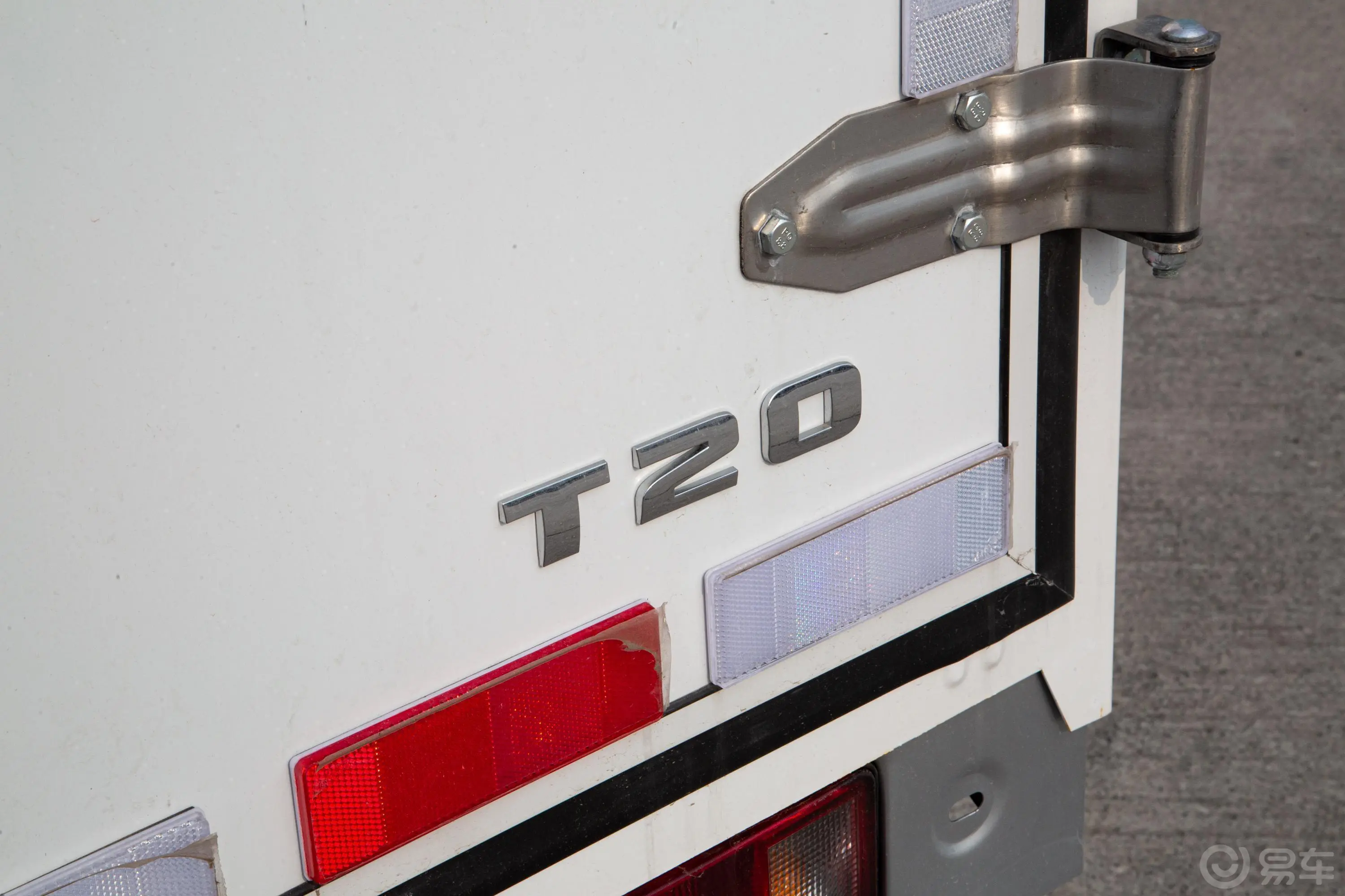 金杯T201.2L 手动 2.7米 单排单后轮 基本型(PVC原厂箱货)外观