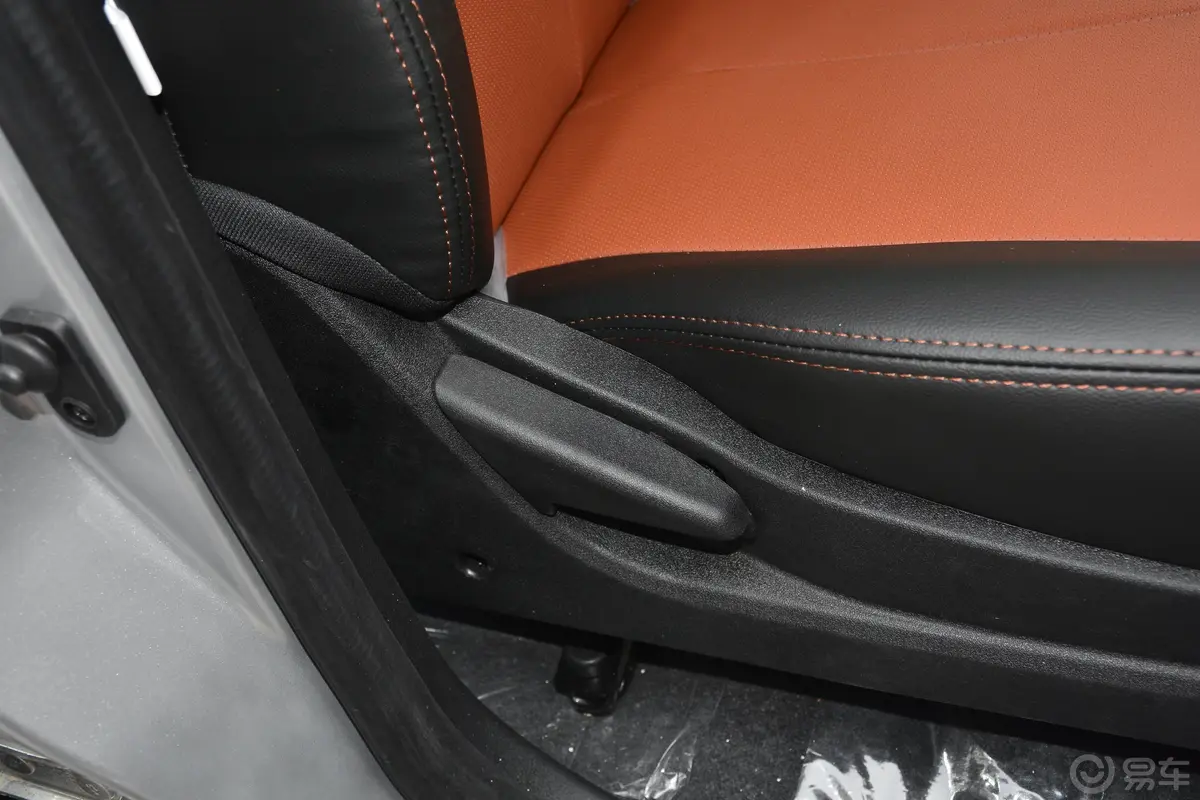 威虎2.4L 两驱大双经典版 汽油 国VI副驾座椅调节