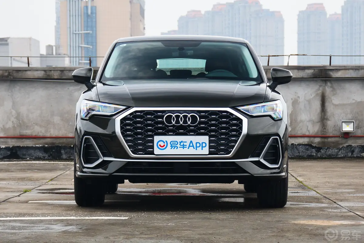 奥迪Q3 Sportback35 TFSI 进取型正前水平