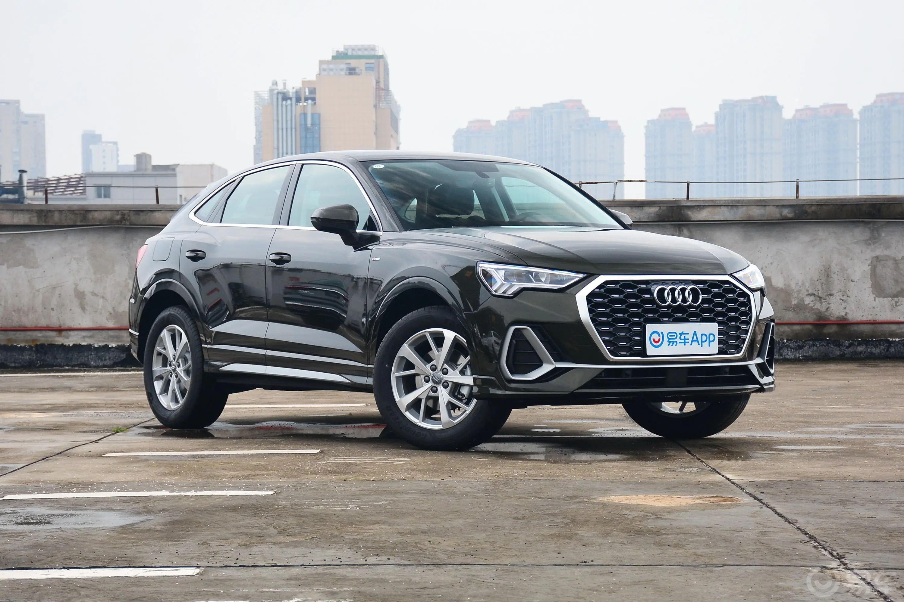 奥迪Q3 Sportback35 TFSI 进取型侧前45度车头向右水平