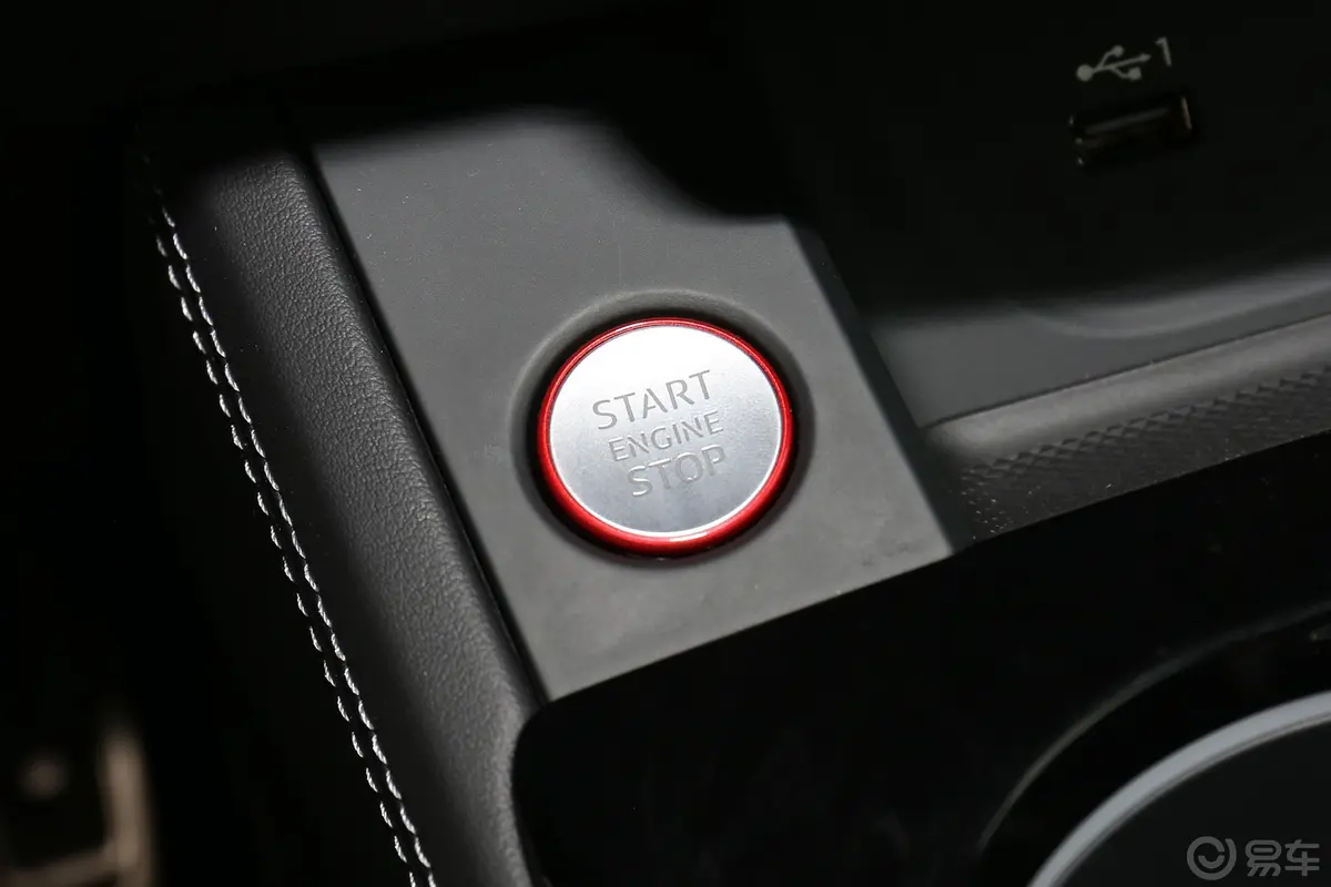 奥迪S53.0T Cabriolet钥匙孔或一键启动按键
