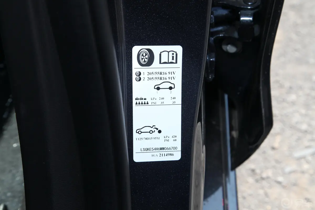 英朗改款 典范 1.5L 自动精英型胎压信息铭牌
