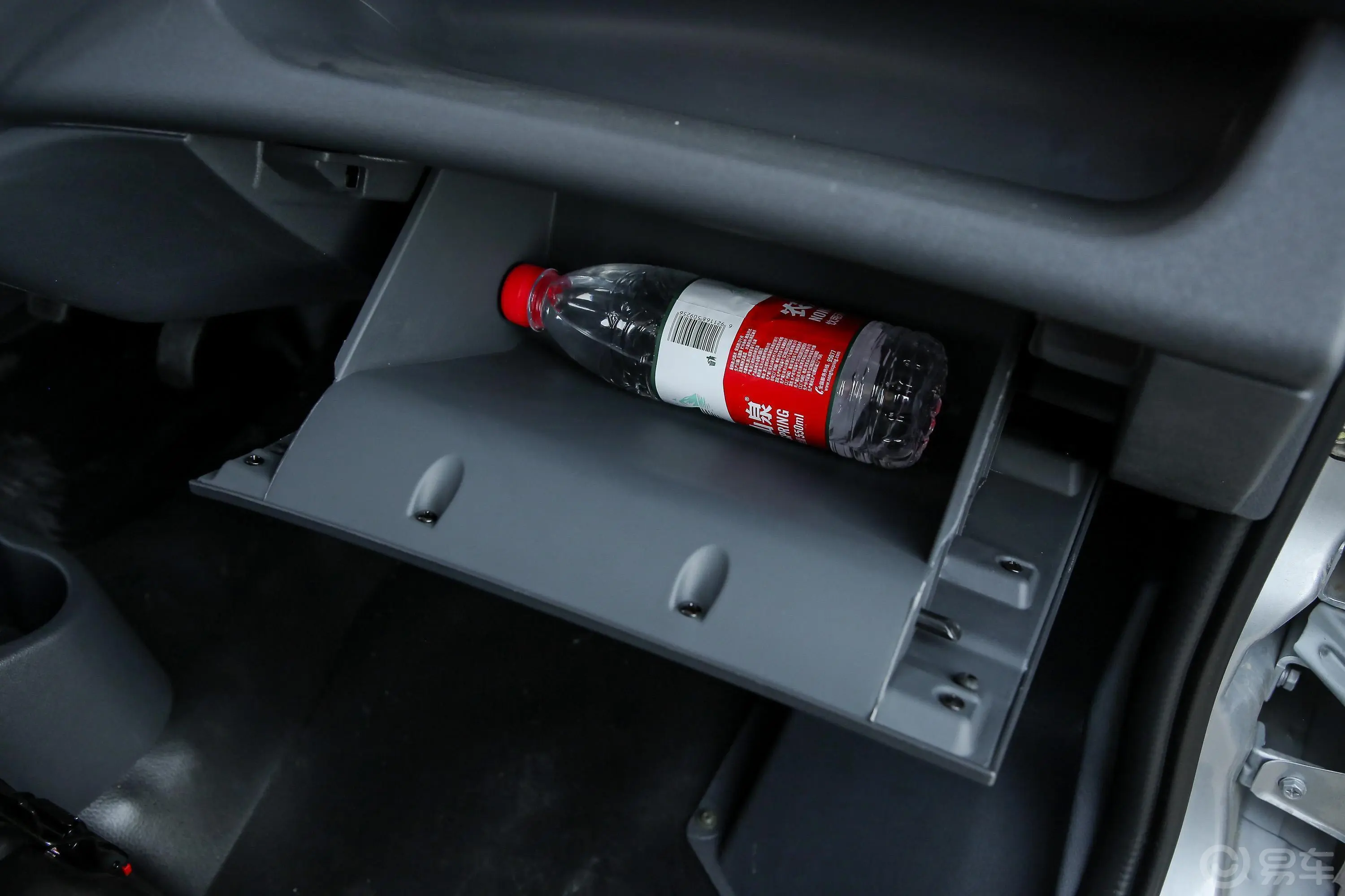 长安星卡L系列L2 1.6L 手动 双排 栏板标准型 国VI手套箱空间水瓶横置