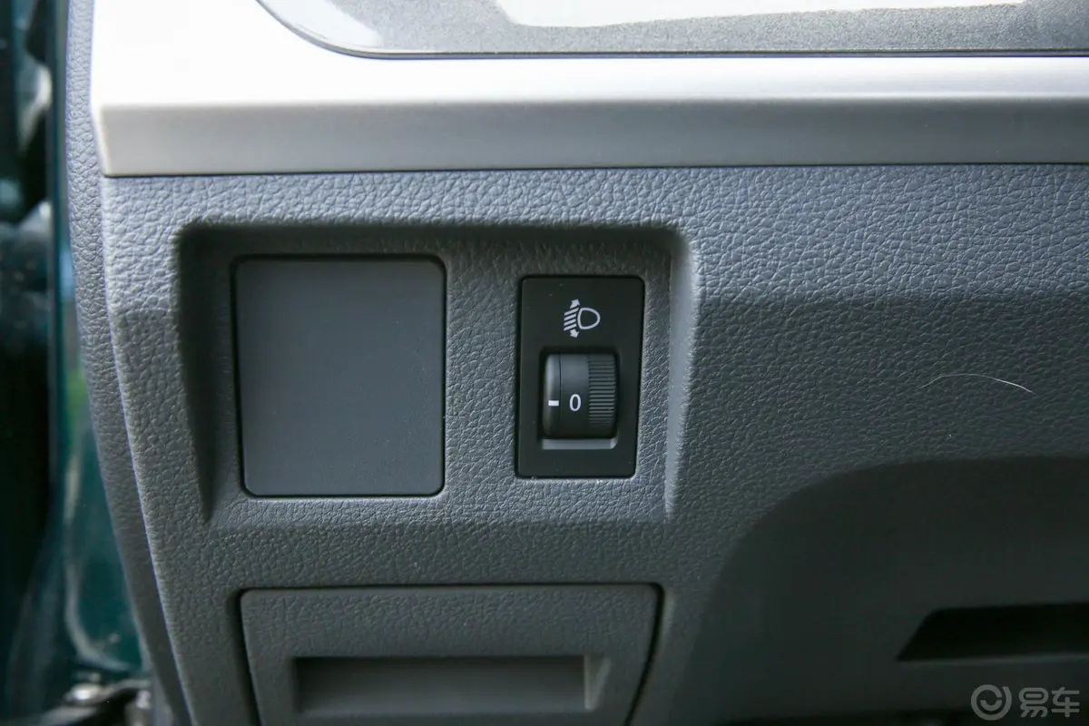小老虎1.5T  手动三开门舒适版 汽油灯光控制区