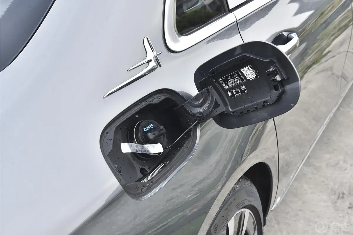 奔驰E级 插电混动E 350 e L 插电式混合动力轿车油箱盖