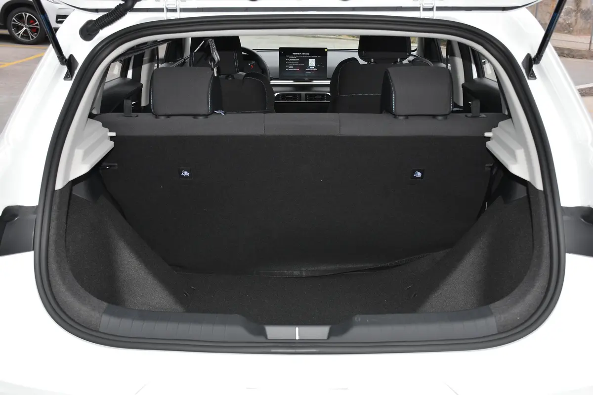 比亚迪e2舒适型后备厢空间特写