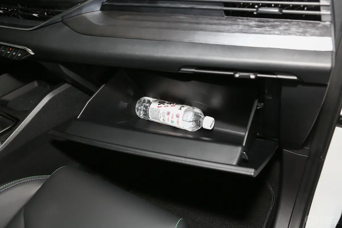帝豪S1.4T 手动 舒适版手套箱空间水瓶横置