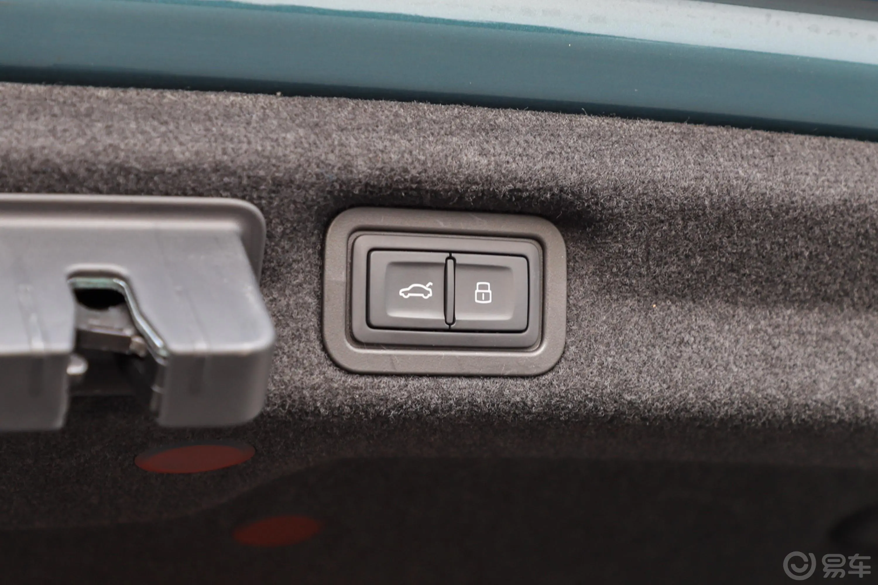 奥迪A7L55 TFSI quattro S-line 先行版电动尾门按键（手动扶手）