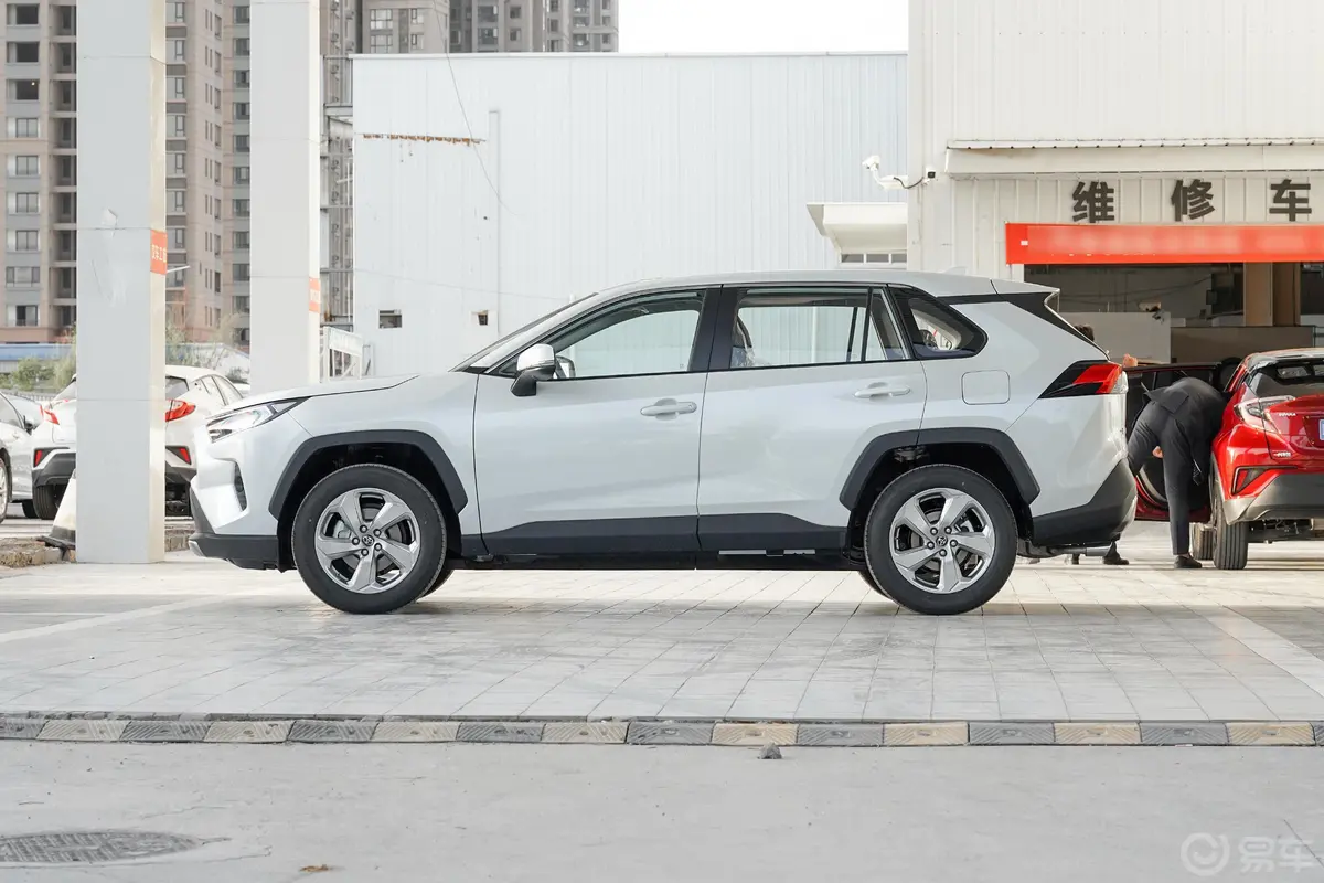 RAV4荣放2.0L CVT 两驱 风尚Plus版正侧车头向左水平