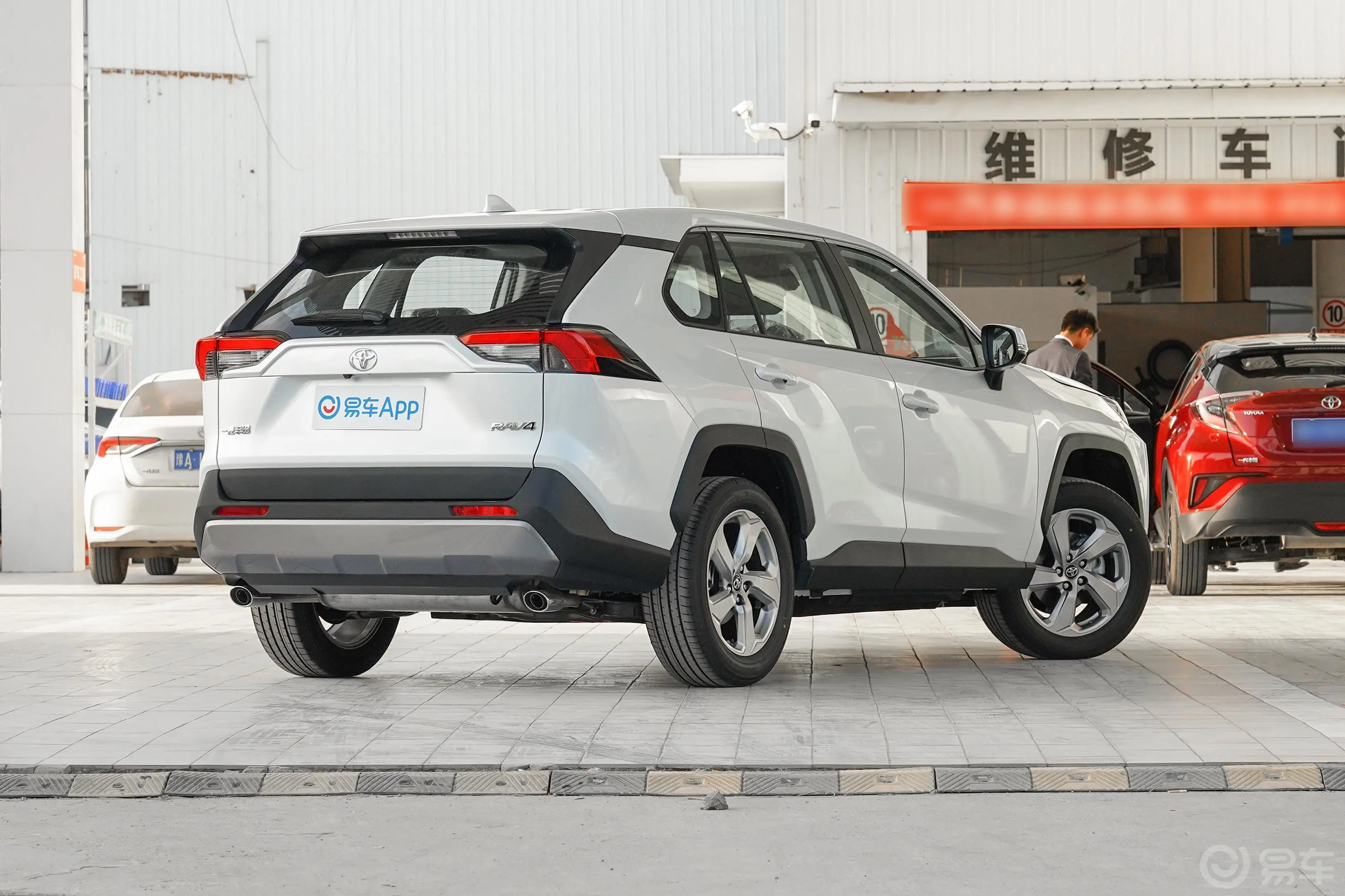 RAV4荣放2.0L CVT 两驱 风尚Plus版侧后45度车头向右水平