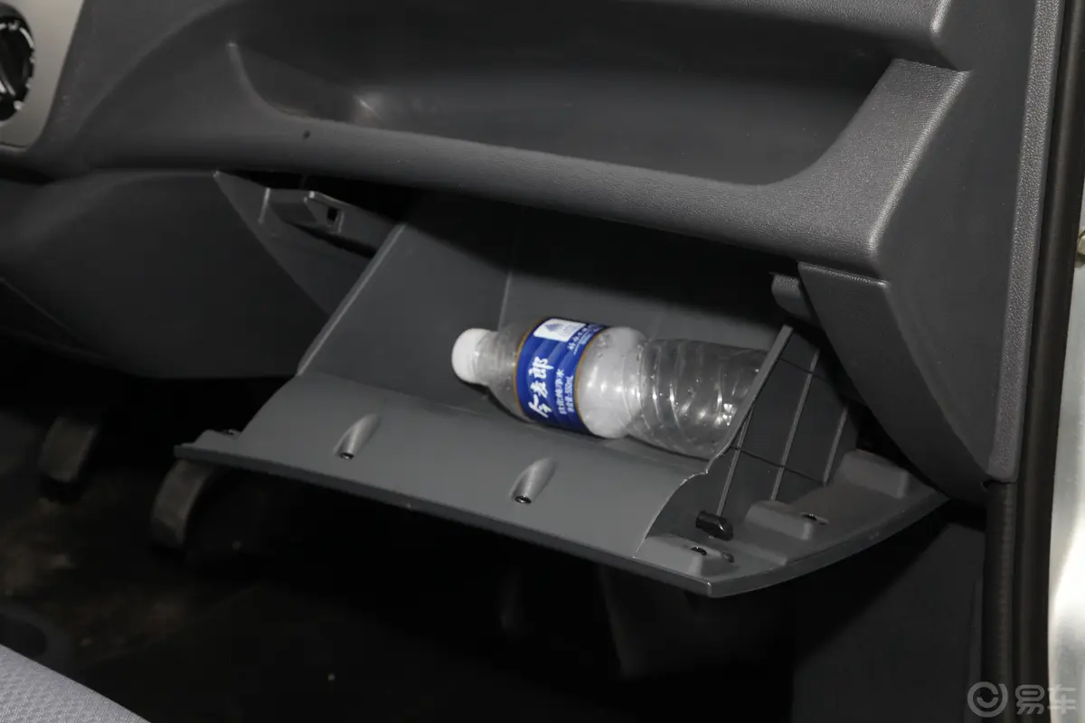 长安星卡L系列L2 1.6L 手动 单排 厢货基本型 国VI手套箱空间水瓶横置