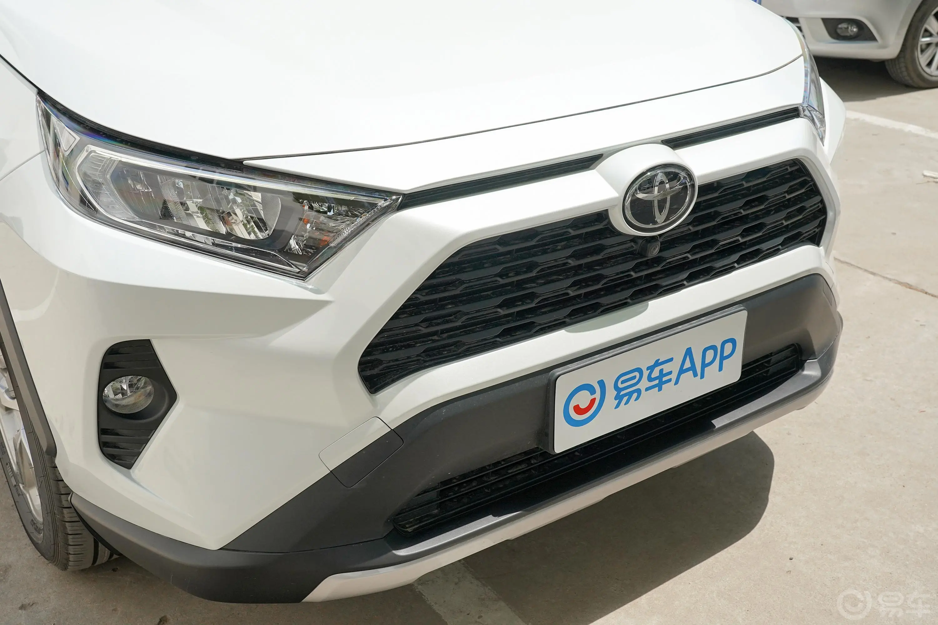 RAV4荣放2.0L CVT 四驱 风尚Plus版前格栅侧俯拍