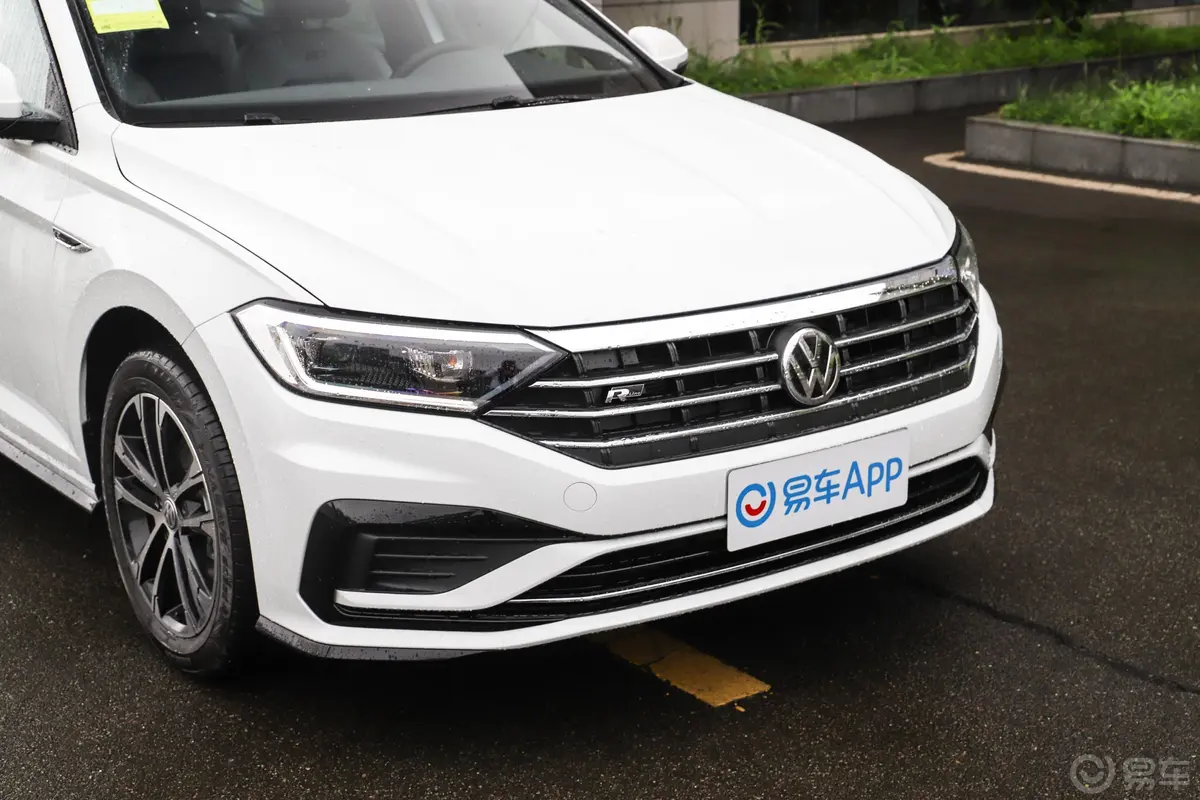 速腾280TSI 双离合 R-Line智联版前格栅侧俯拍