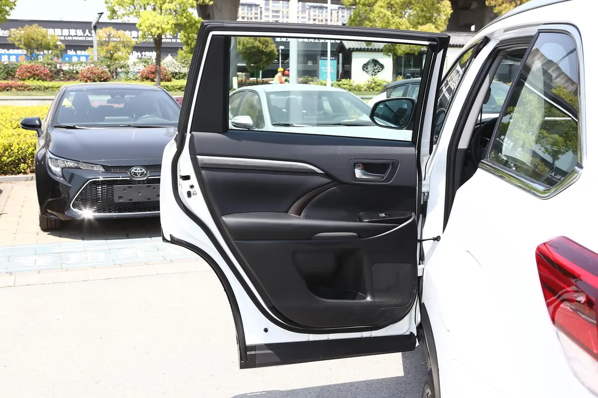 汉兰达2.0T 自动四驱尊贵版 7座驾驶员侧后车门