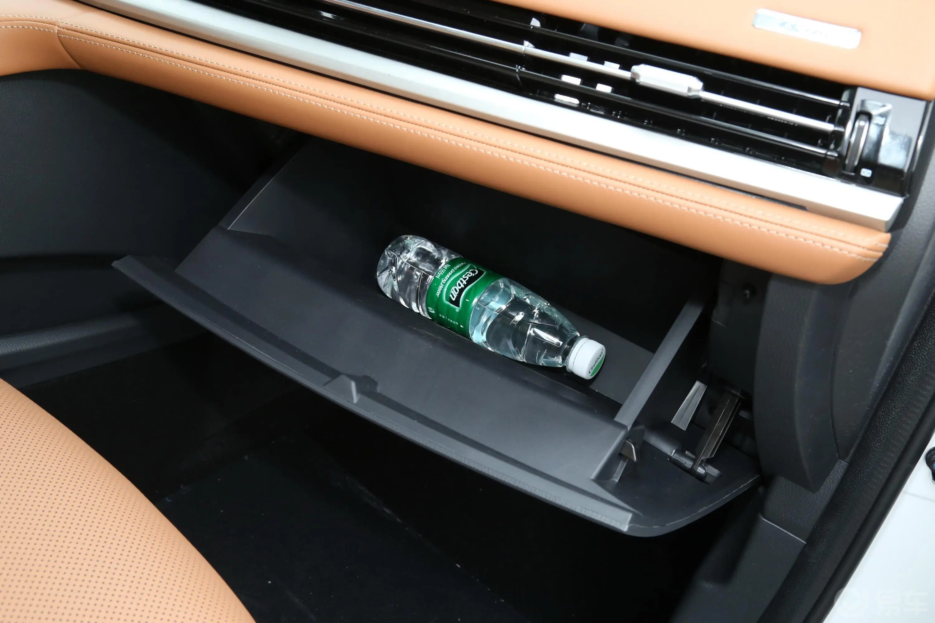 长安CS952.0T 两驱豪华版手套箱空间水瓶横置