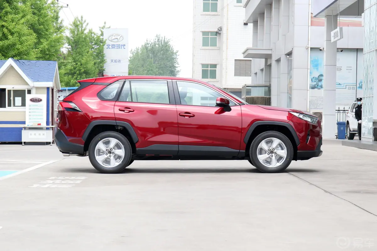 RAV4荣放2.0L CVT 四驱 风尚Plus版外观