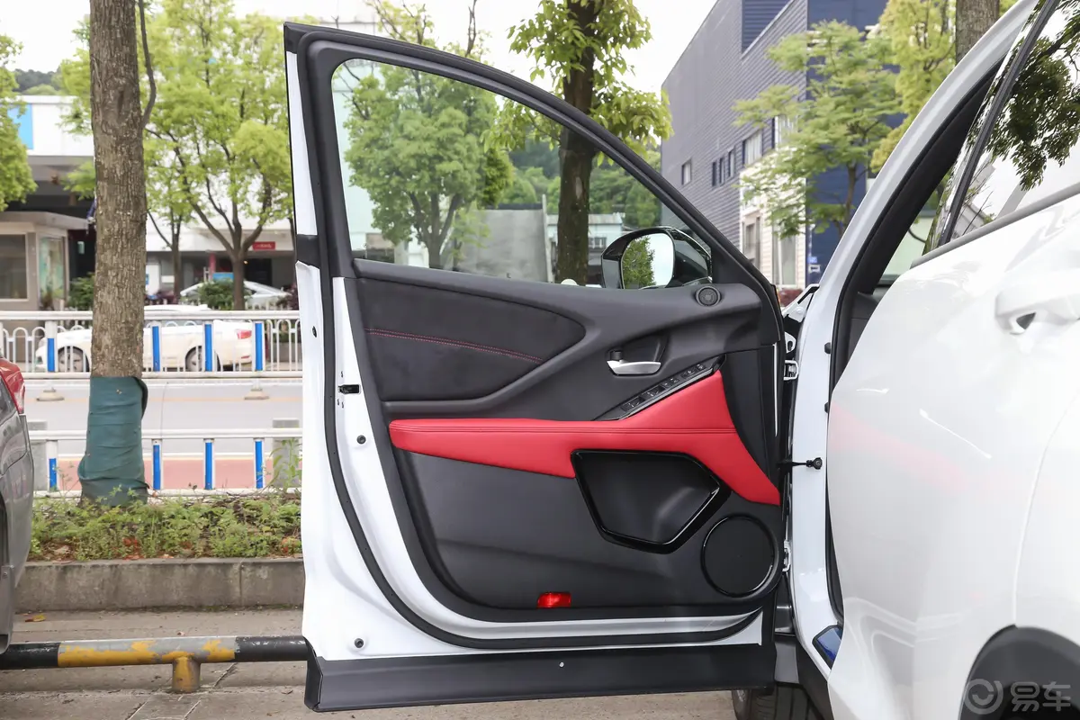 讴歌CDX1.5T 两驱 尊享·A-Spec智能安全运动款驾驶员侧前车门