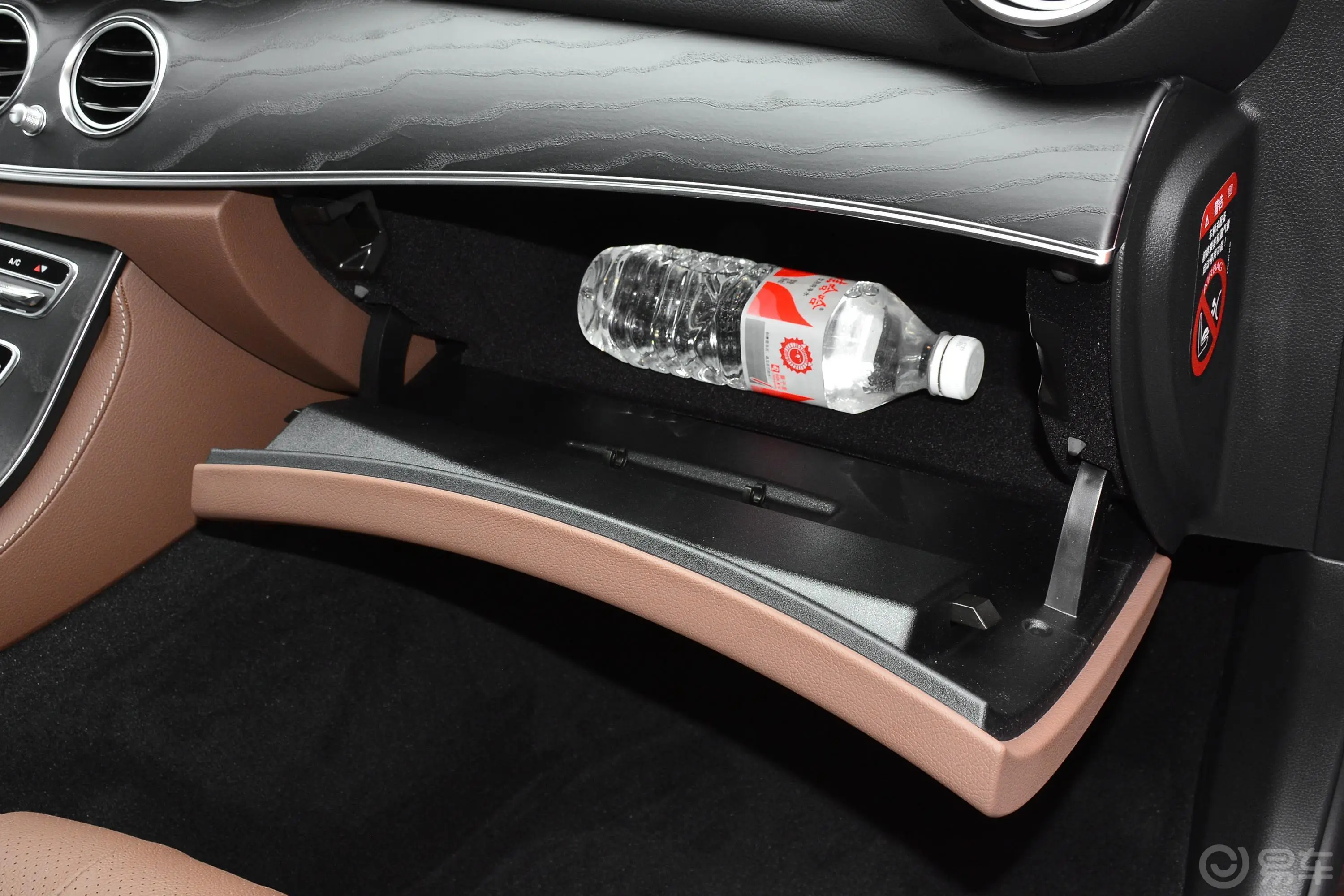 奔驰E级(进口)改款 E 260 豪华型运动版手套箱空间水瓶横置
