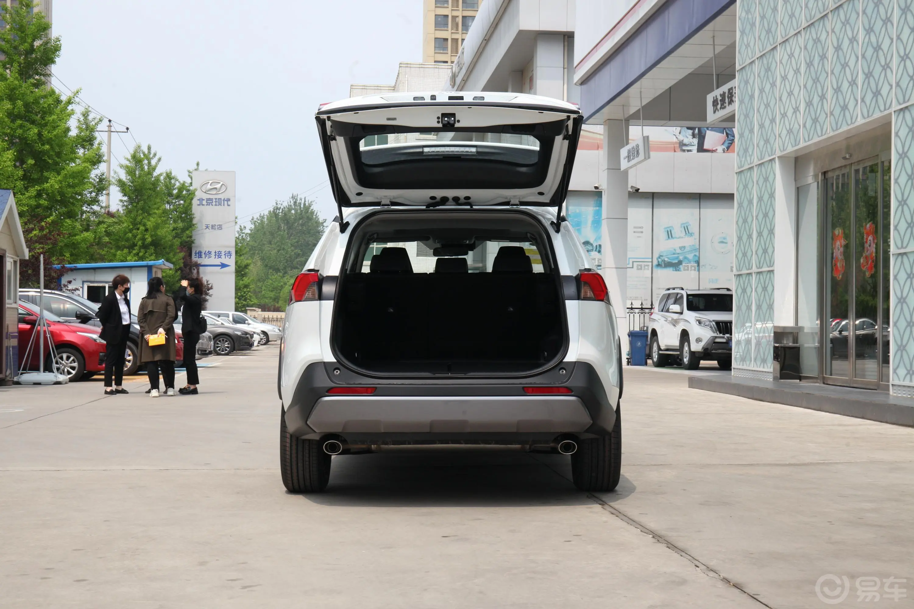 RAV4荣放双擎 2.5L E-CVT 四驱 精英Plus版空间