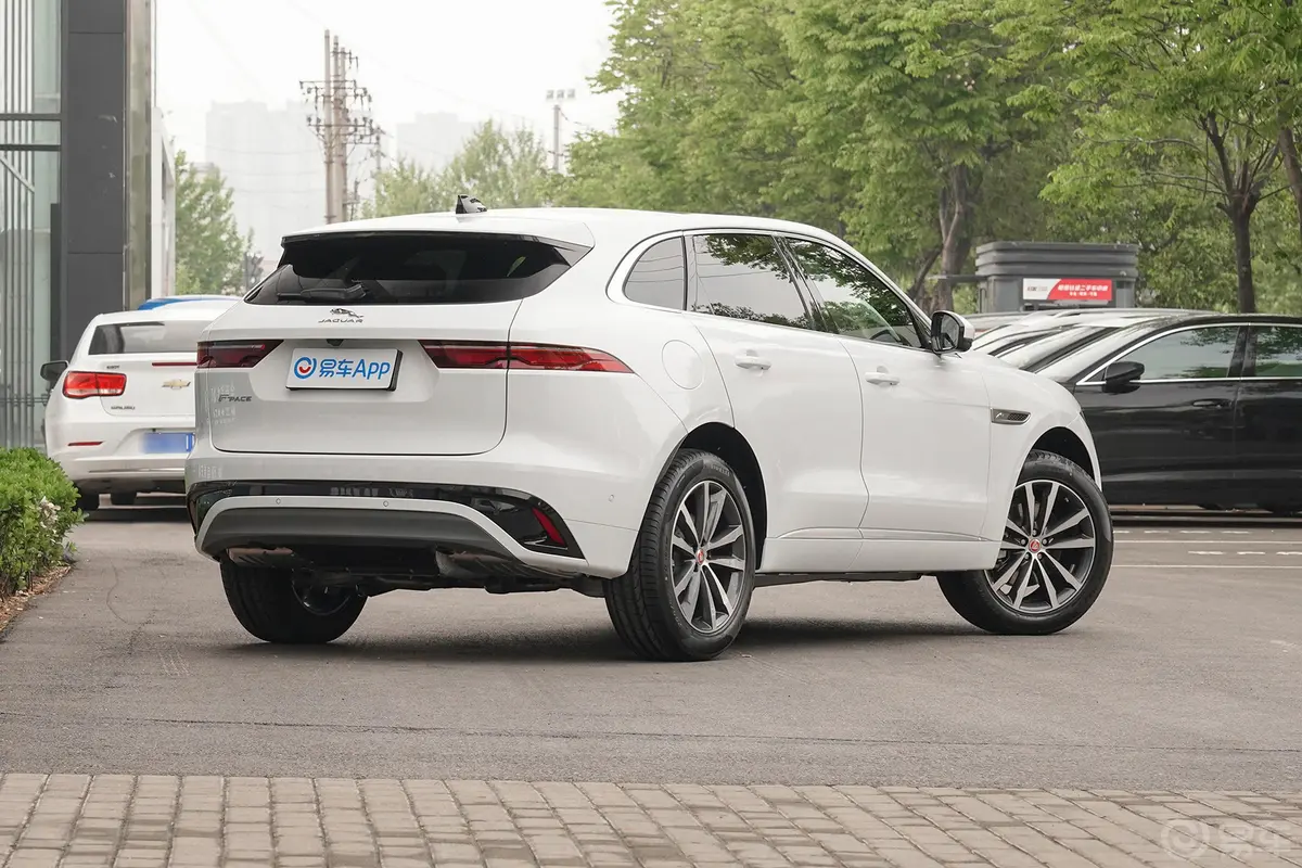 捷豹F-PACE250PS R-Dynamic S侧后45度车头向右水平