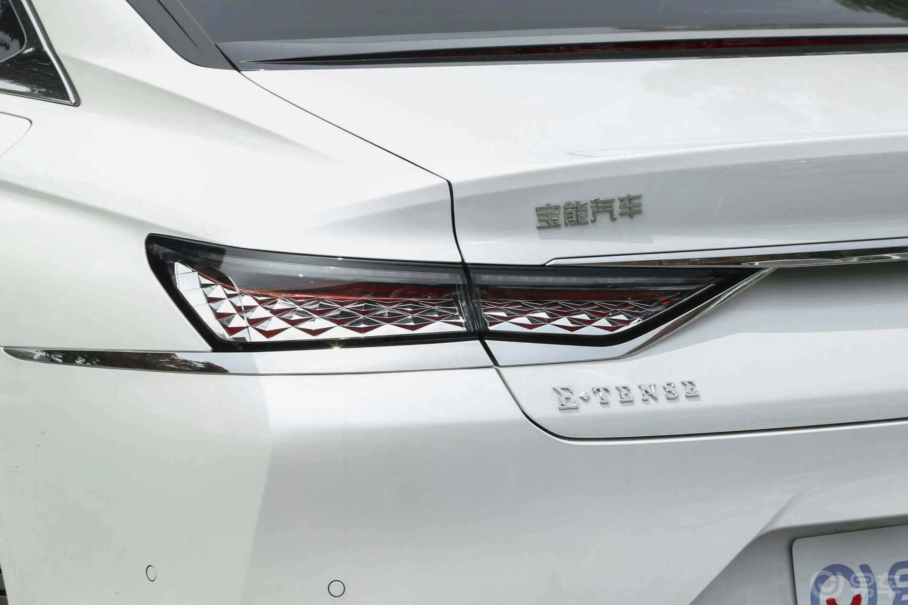 DS 9 E-TENSE1.6T 歌剧院版尾灯侧45度俯拍