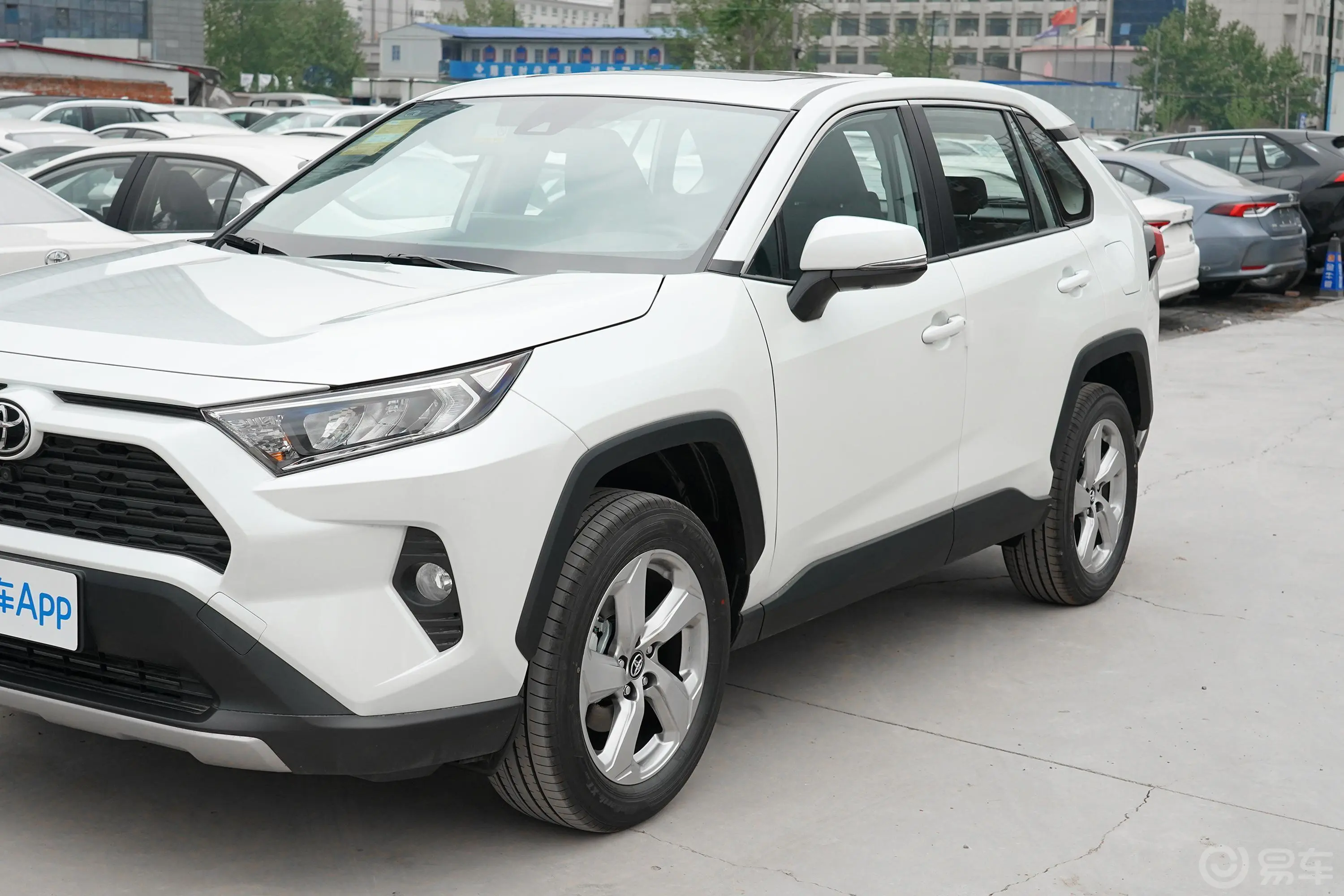 RAV4荣放2.0L CVT 四驱 风尚版外观