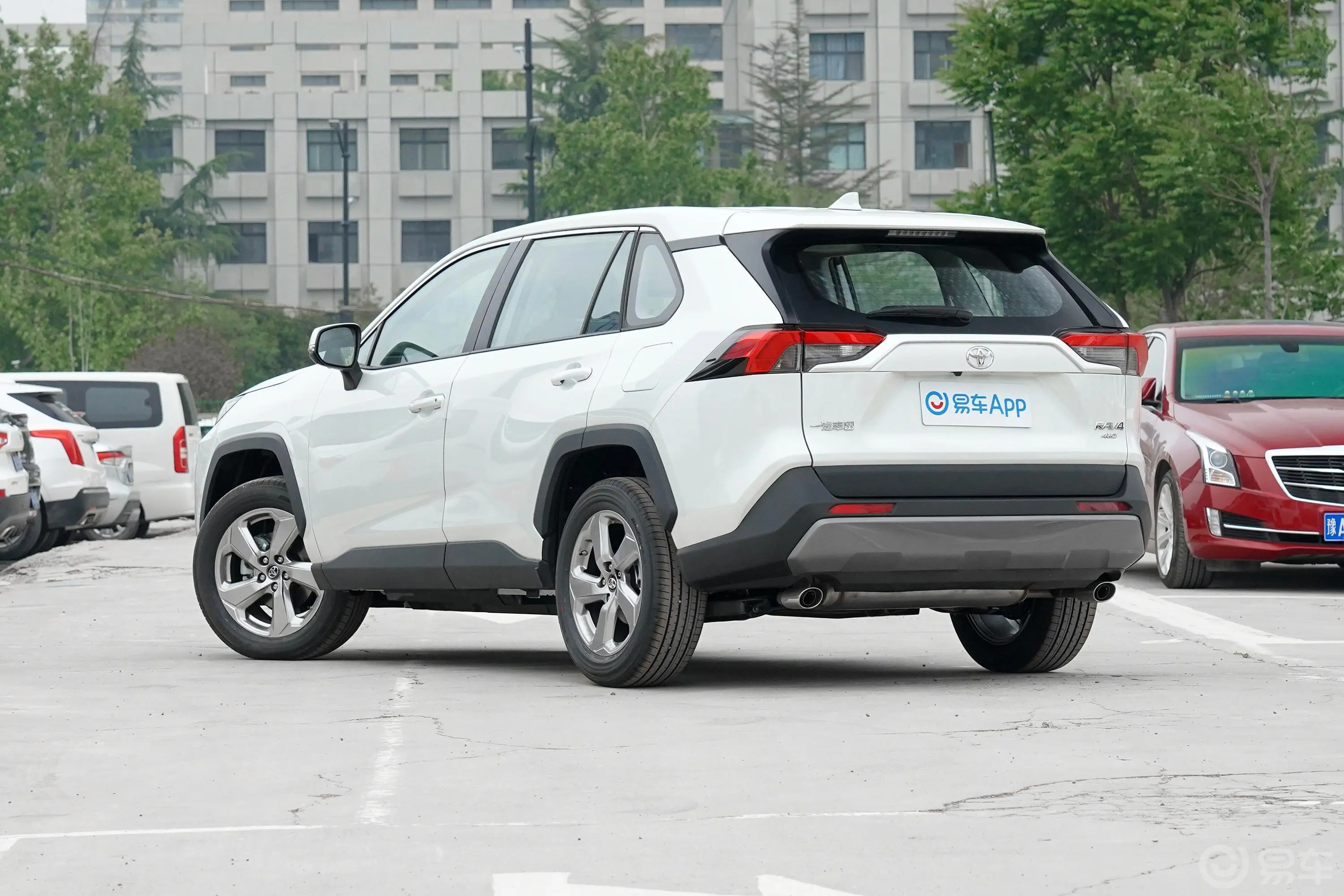 RAV4荣放2.0L CVT 四驱 风尚版侧后45度车头向左水平