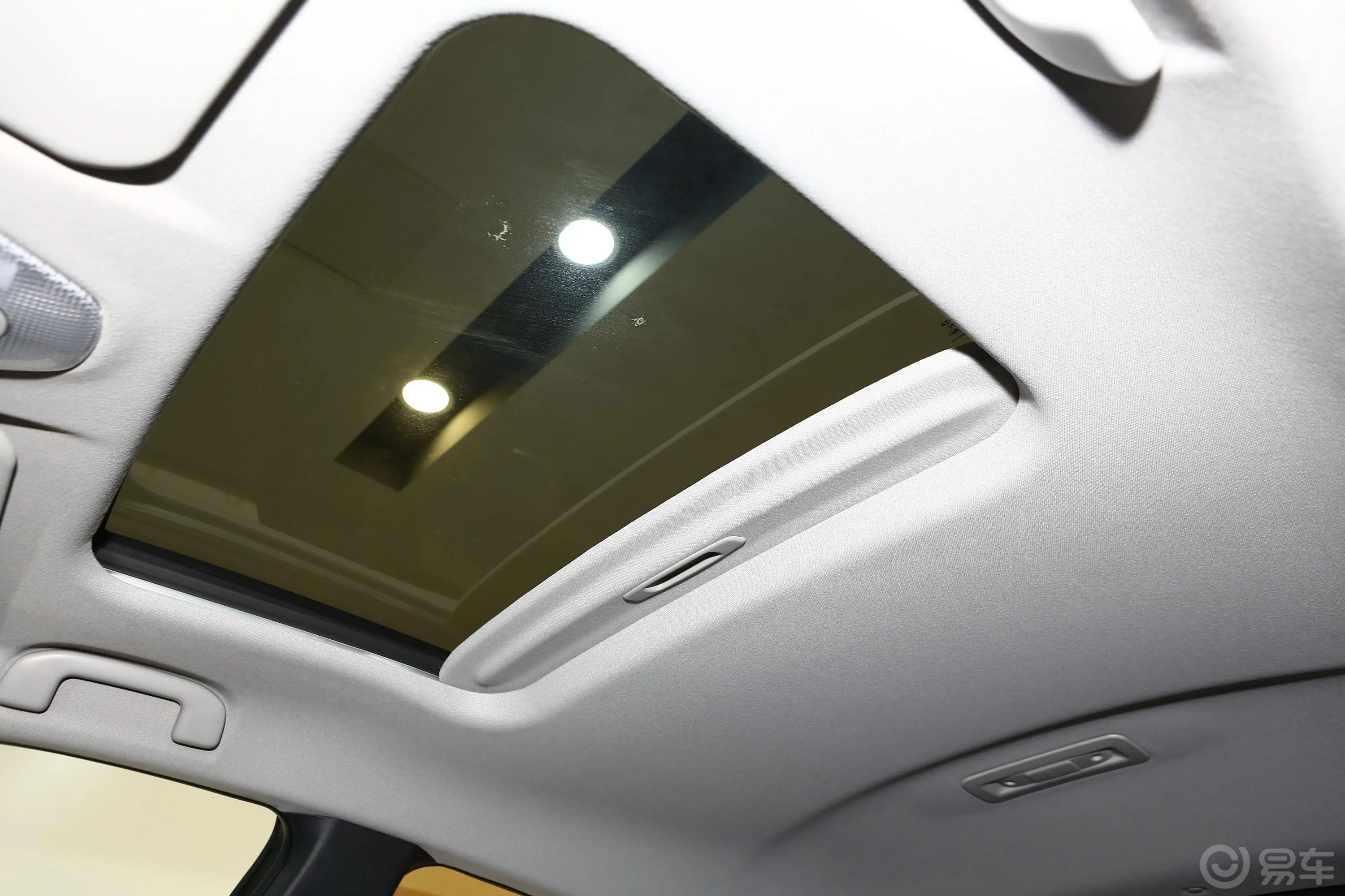丰田C-HR双擎 2.0L 舒适版天窗内拍关闭