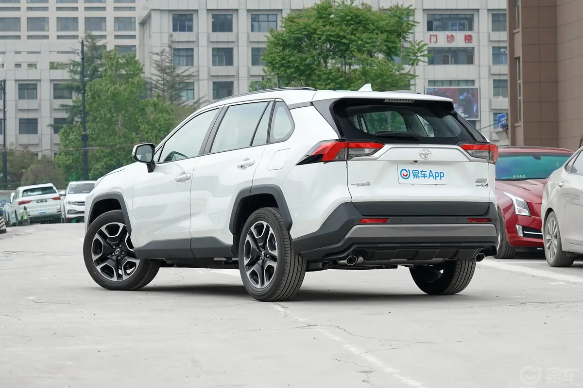 RAV4荣放2.0L CVT 两驱 尊贵版侧后45度车头向左水平