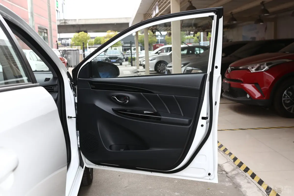 YARiS L 致享1.5 CVT 豪华版副驾驶员车门