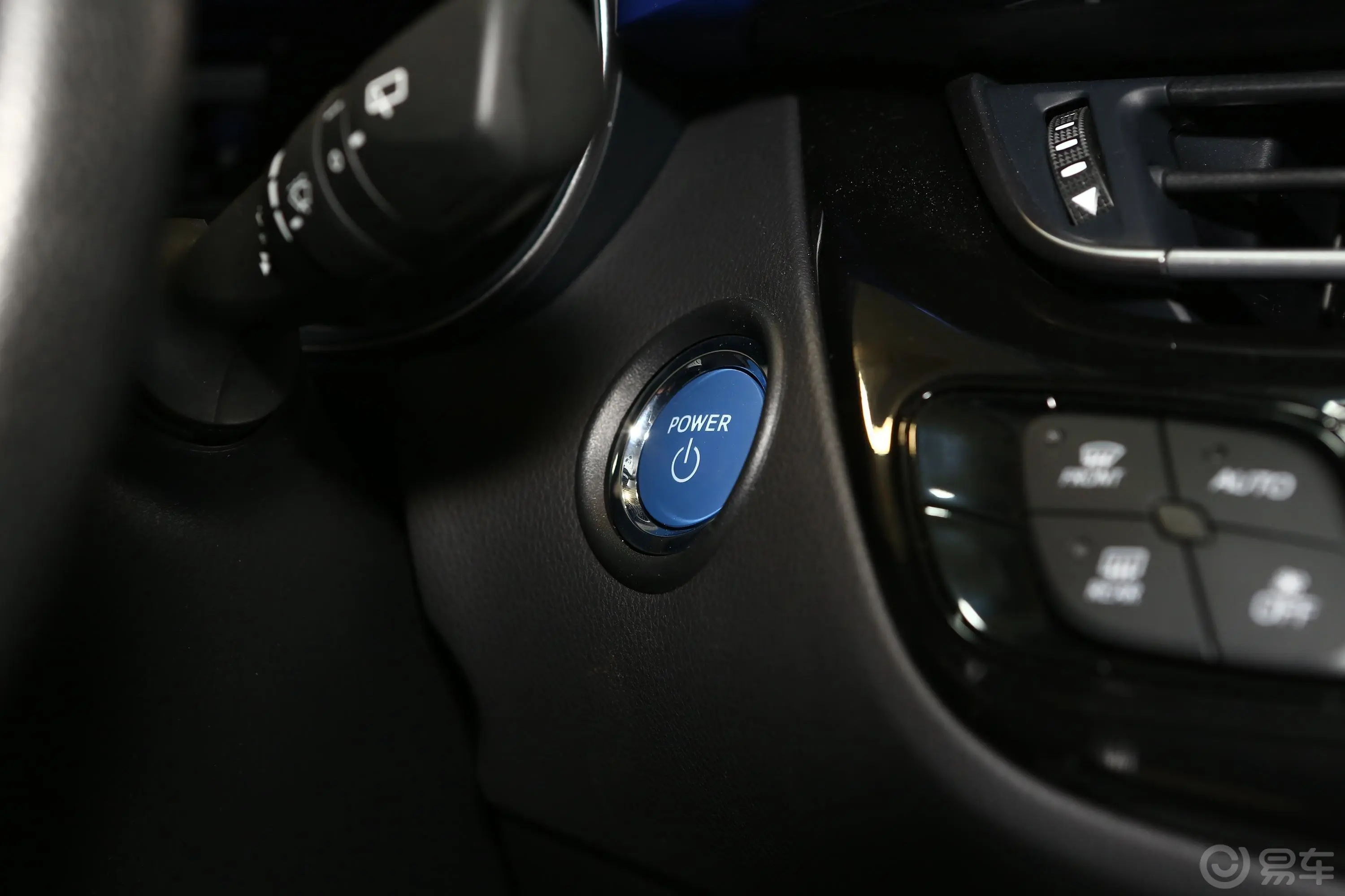 丰田C-HR双擎 2.0L 舒适版钥匙孔或一键启动按键