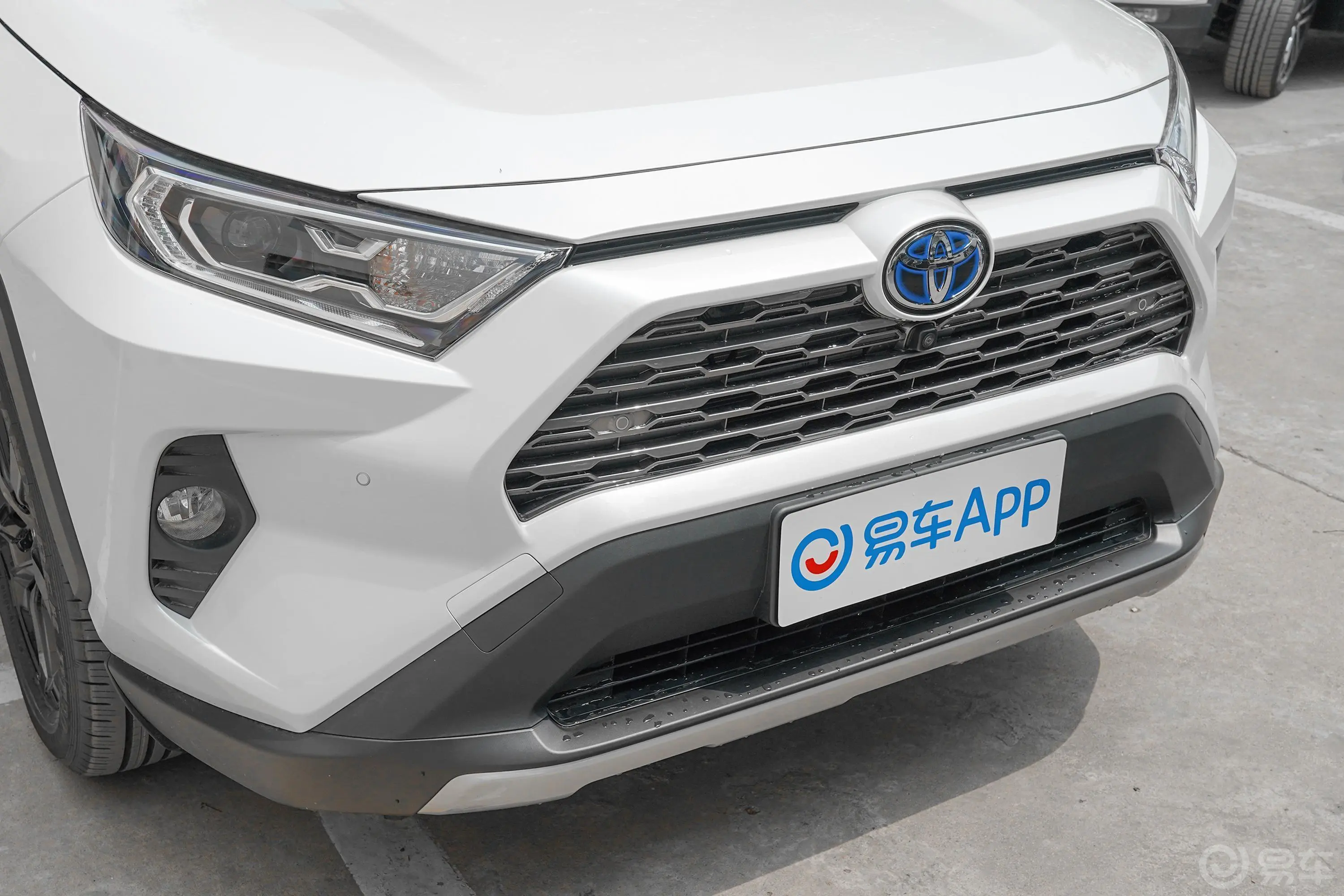 RAV4荣放双擎 2.5L E-CVT 四驱 旗舰版前格栅侧俯拍